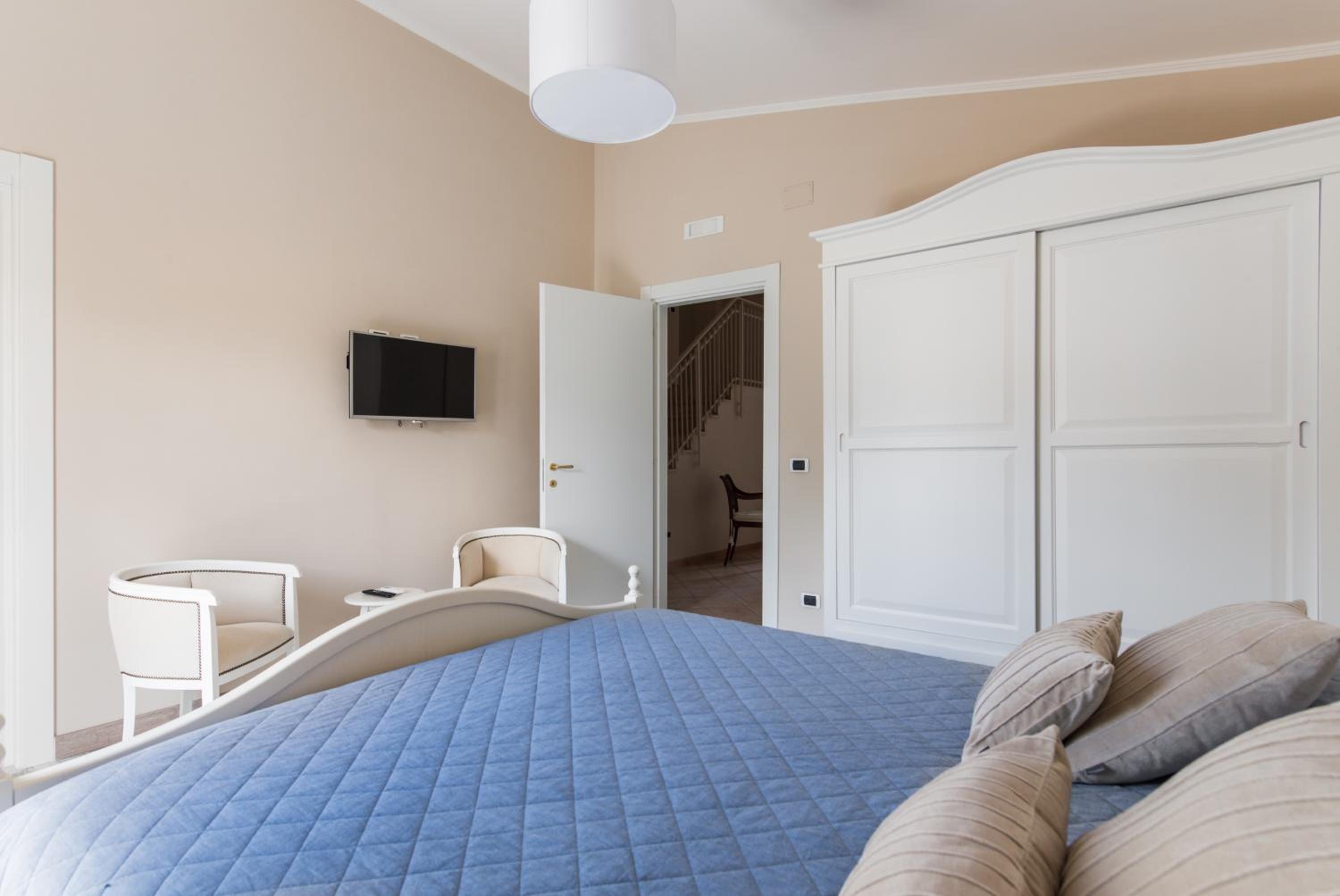 Two-Bedroom Villa - Photo 11