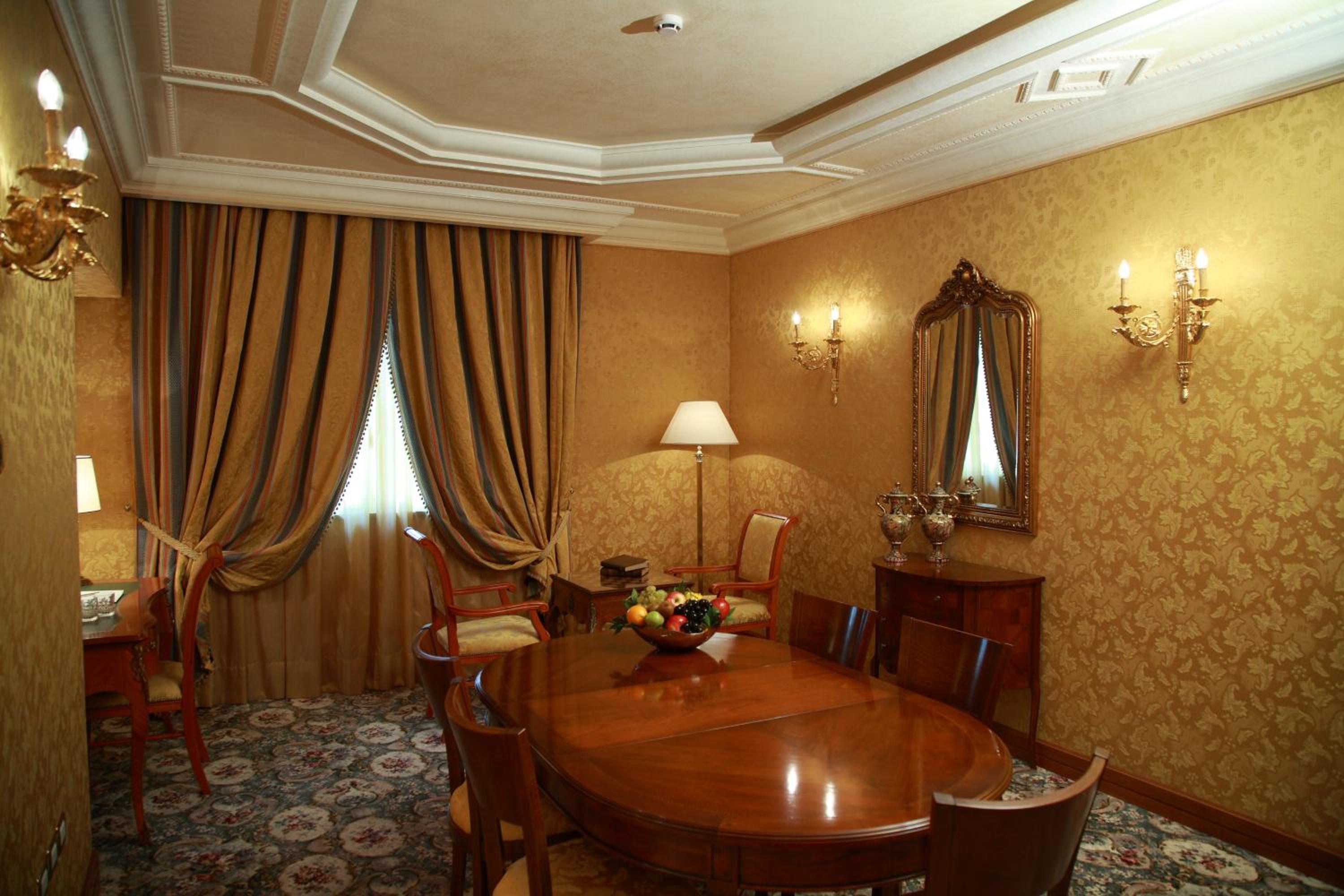 Suite - Photo 10