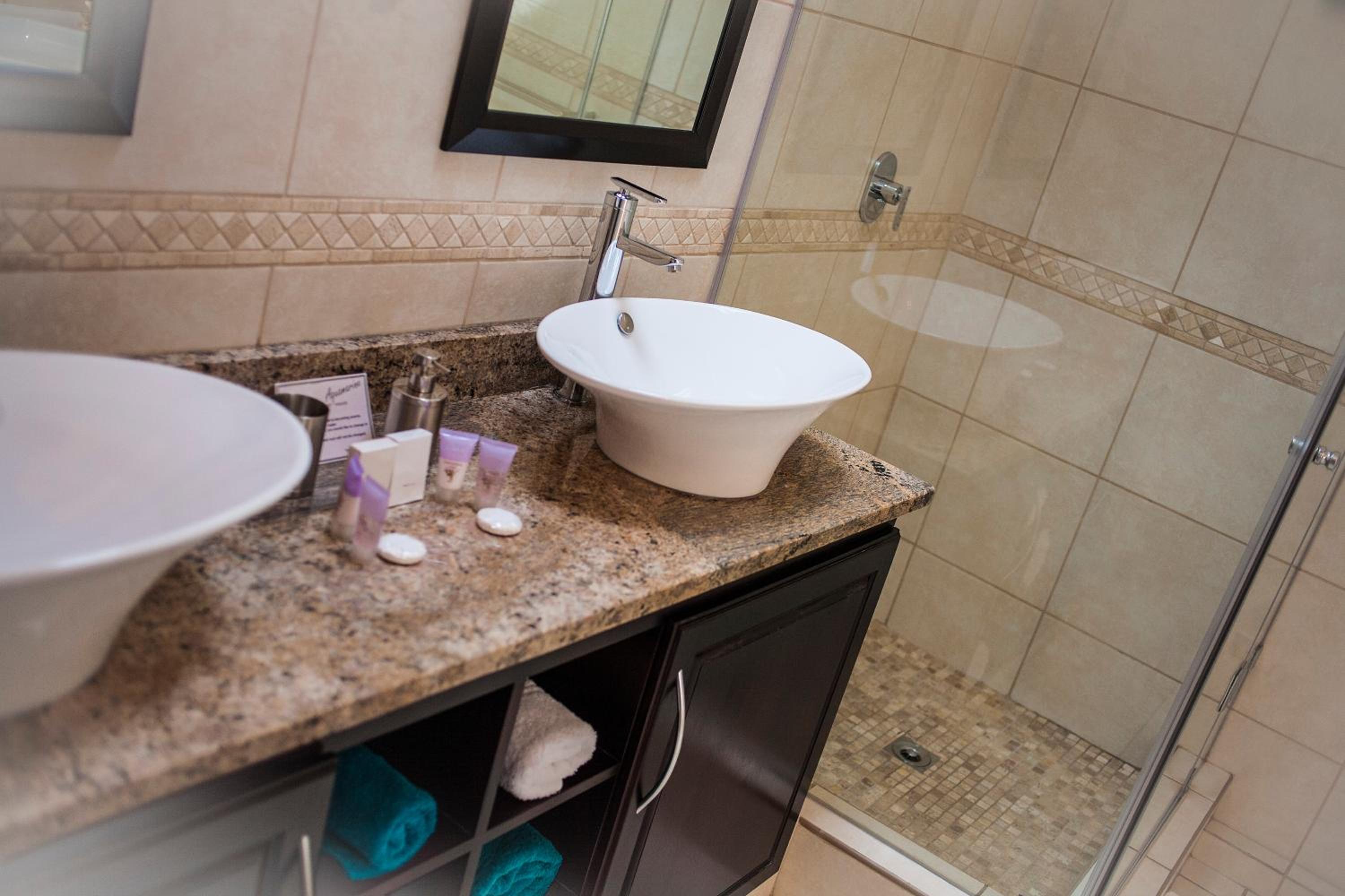 Honeymoon Suite photo 2