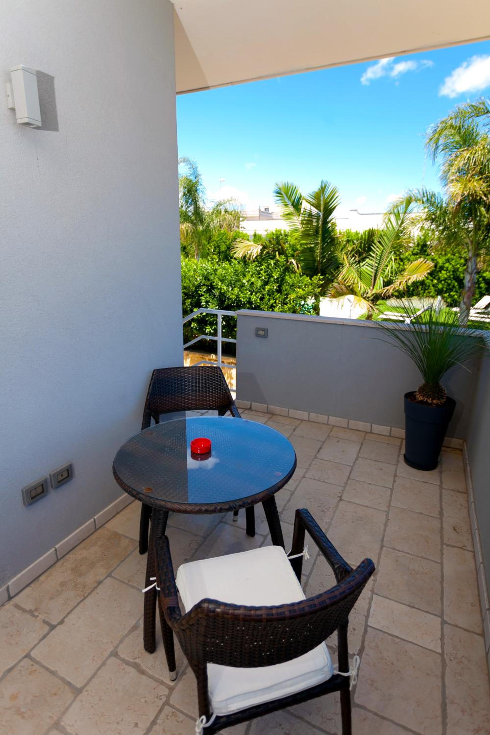 Superior Double Room with Pool View - Photo 5