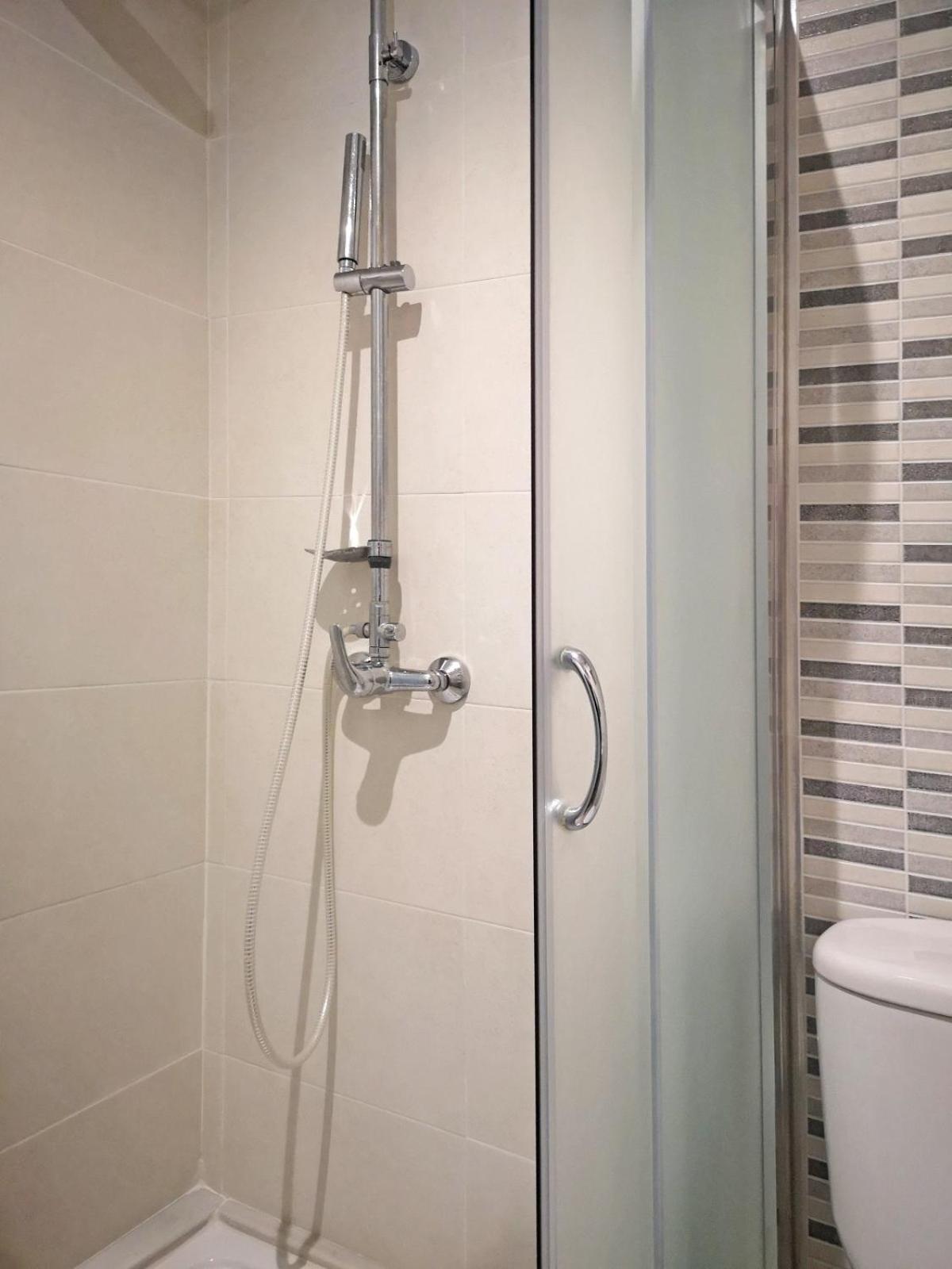 Small Double or Twin Room - Photo 8