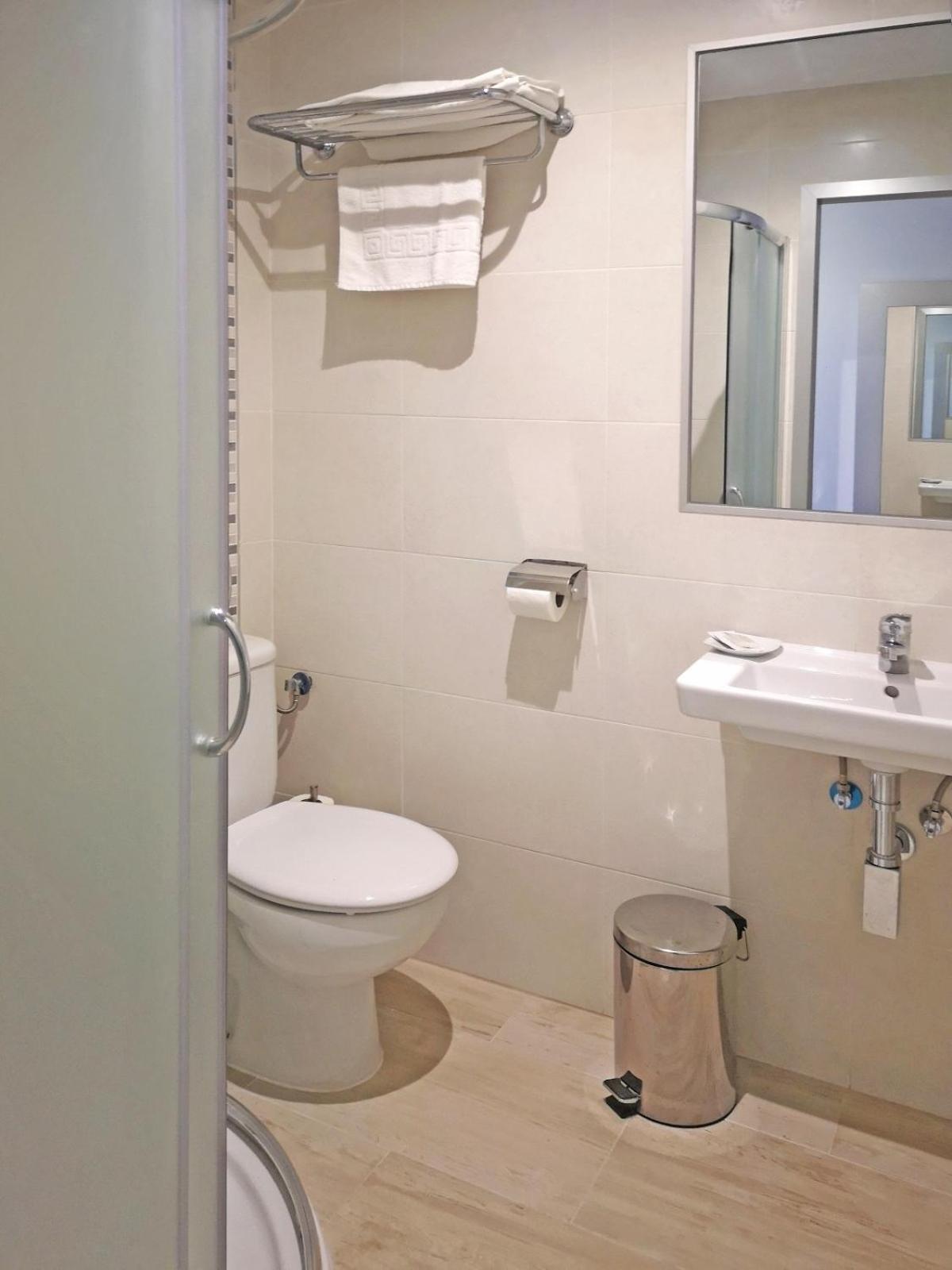 Small Double or Twin Room - Photo 5