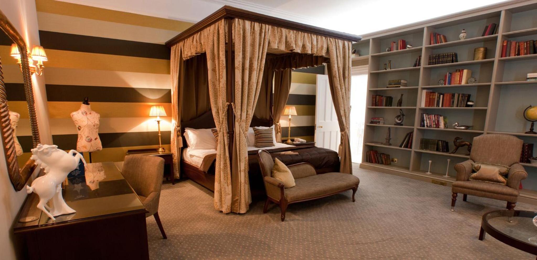 Deluxe King Suite with Four Poster Bed - Photo 3
