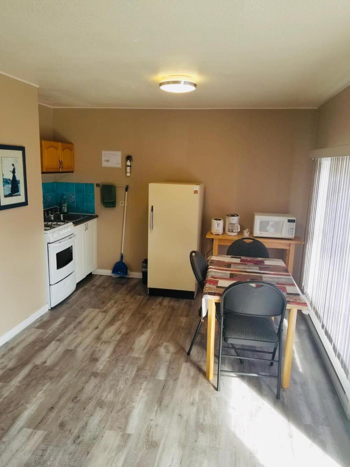 One-Bedroom Suite with Kitchen photo 2