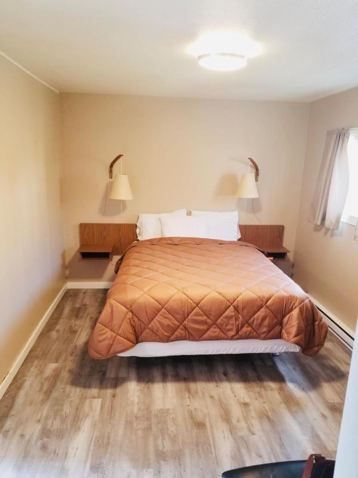 One-Bedroom Suite with Kitchen photo 3