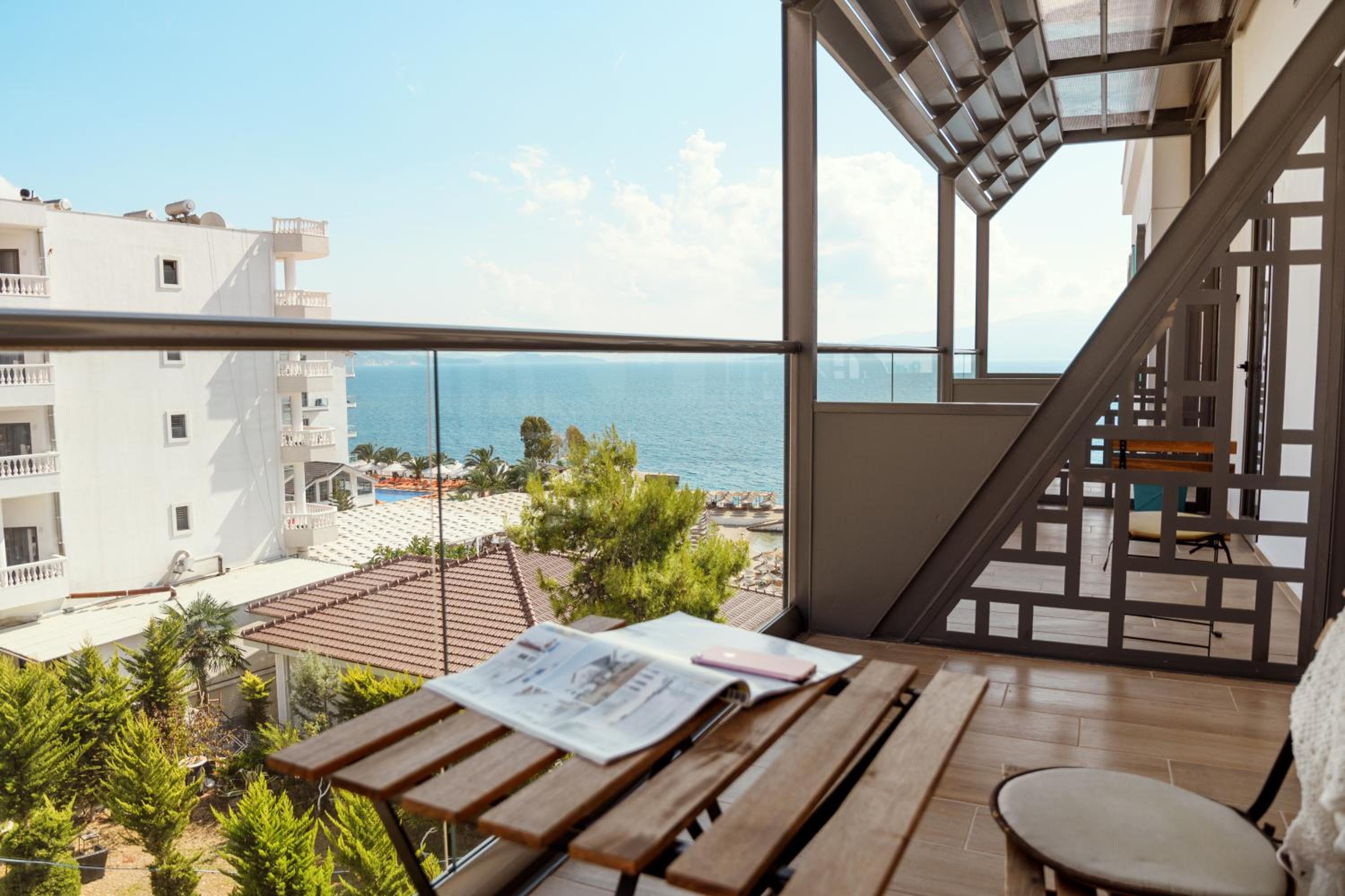 Deluxe Double Room with Side Sea View photo 2