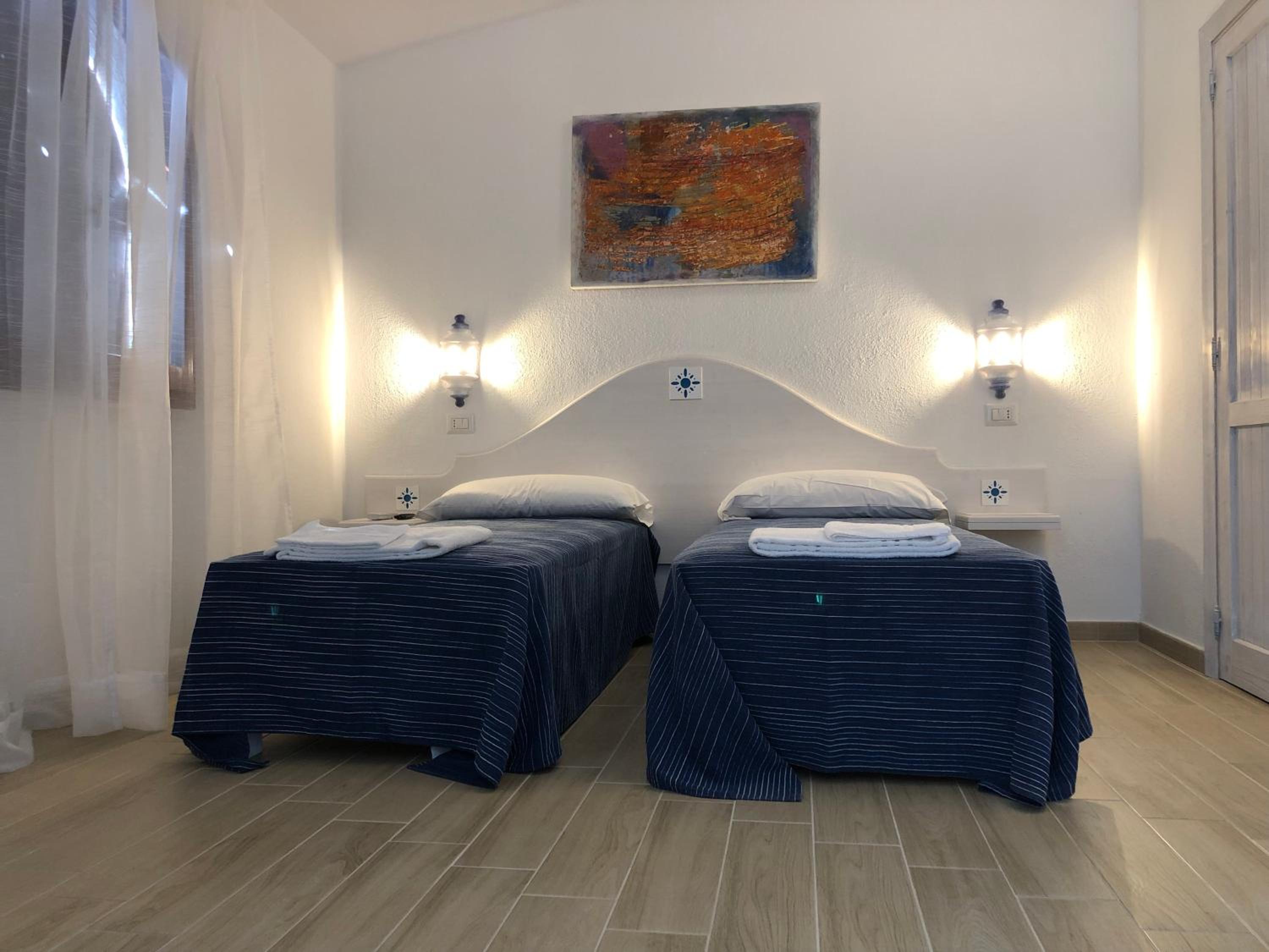 Double or Twin Room with Private Bathroom - Photo 2