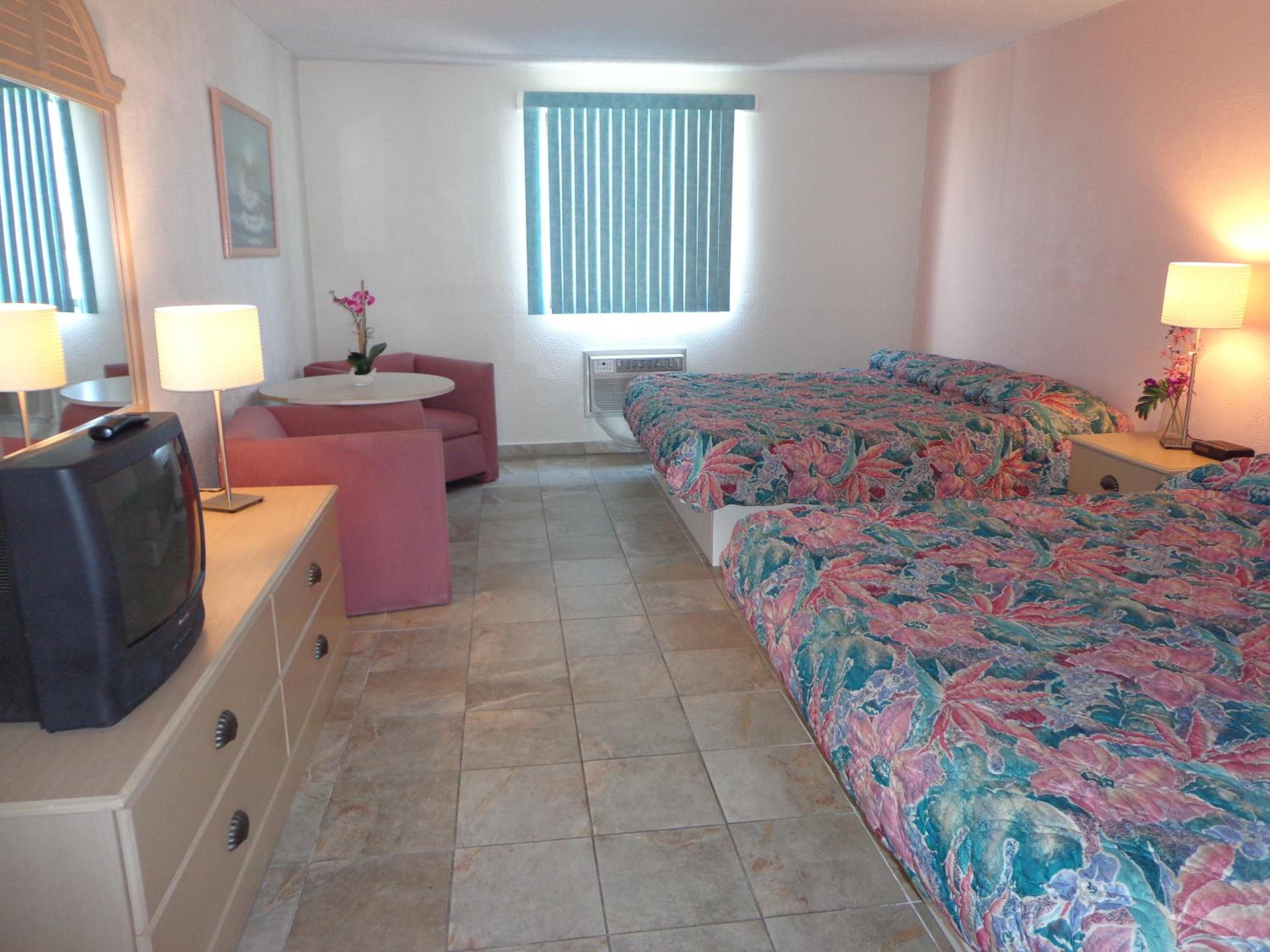 Two Room Suite with Private Balcony & Poolside photo 3
