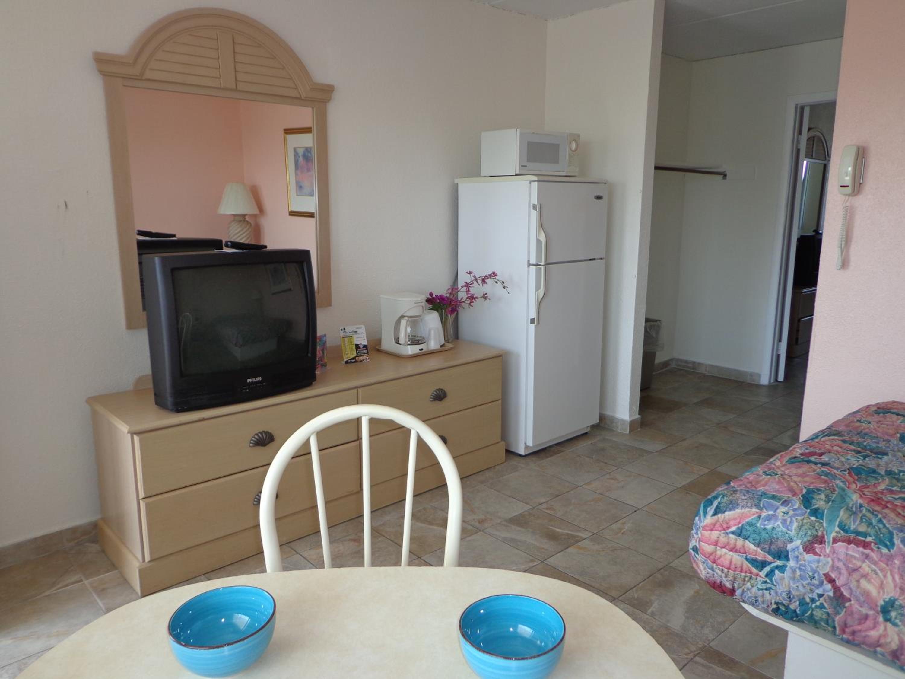 Two Room Suite with Private Balcony & Poolside photo 2