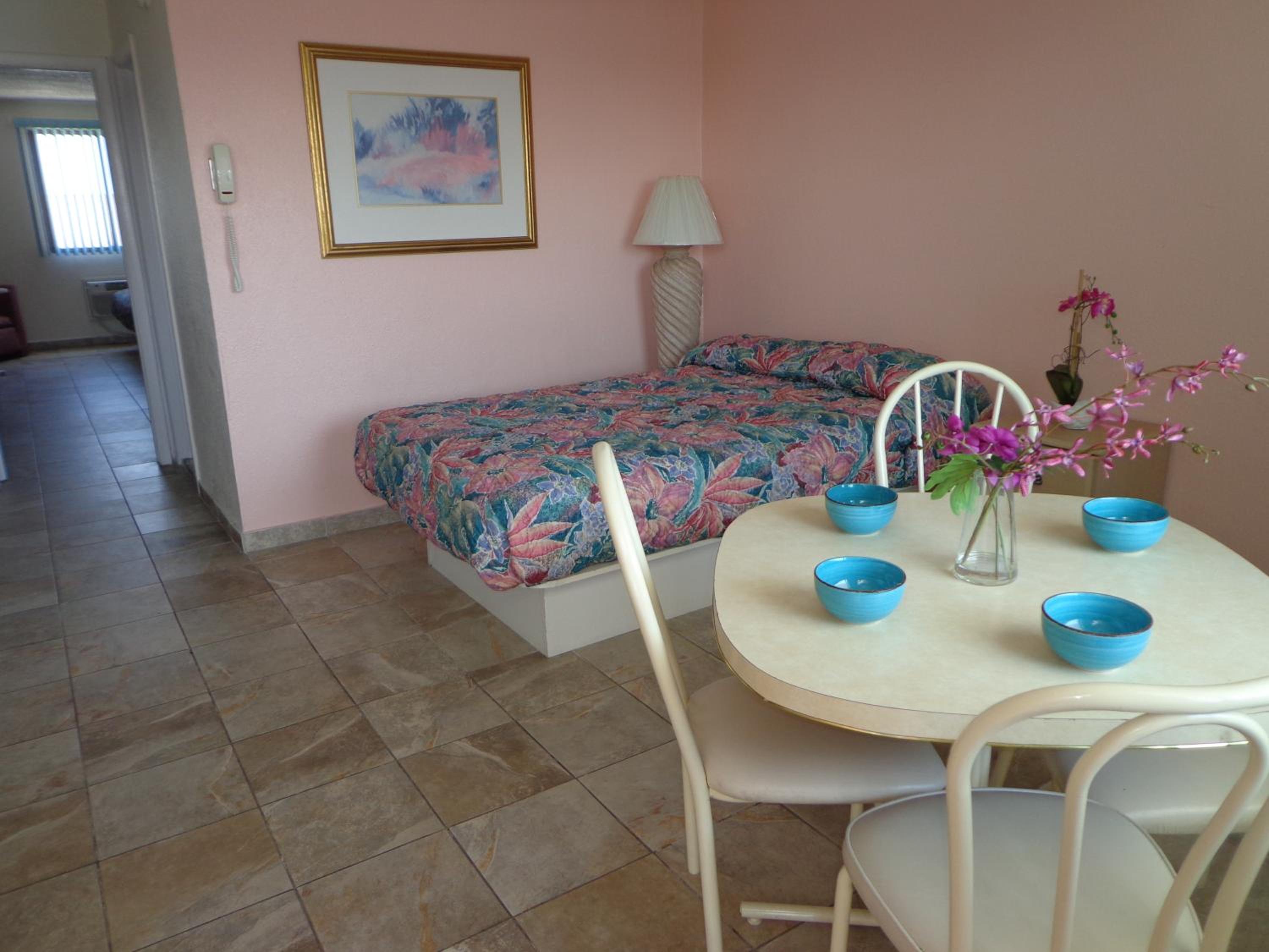 Two Room Suite with Private Balcony & Poolside photo 1