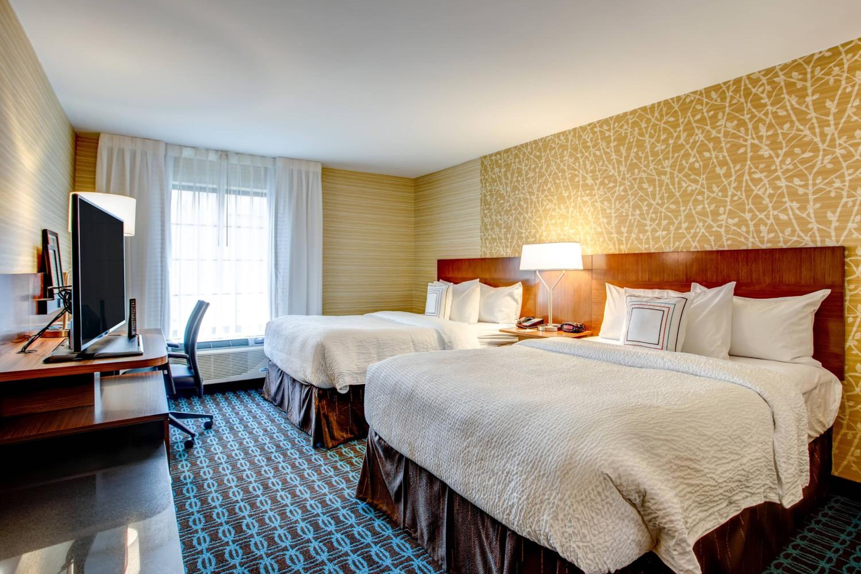 Queen Room with Two Queen Beds and Roll-In Shower - Mobility Access/Hearing Accessible