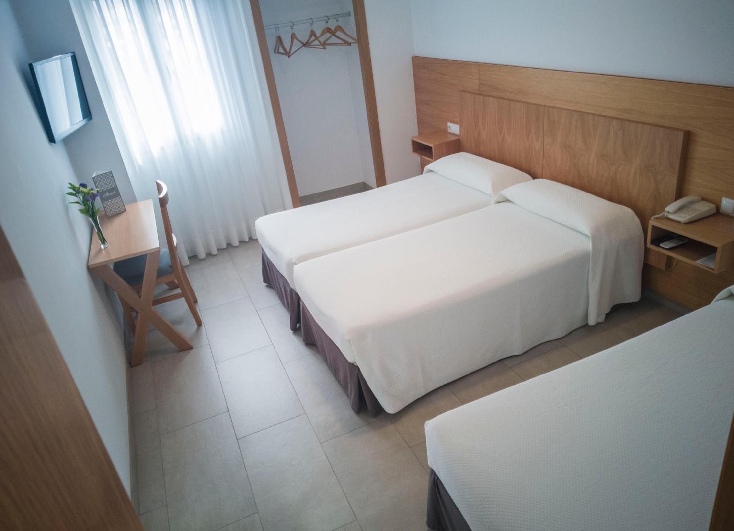 Twin Room with Extra Bed - Photo 2