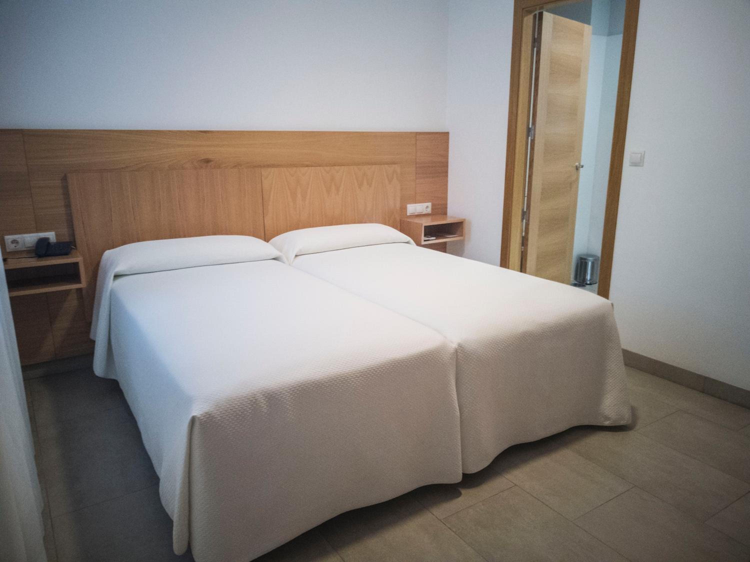 Twin Room - Photo 4
