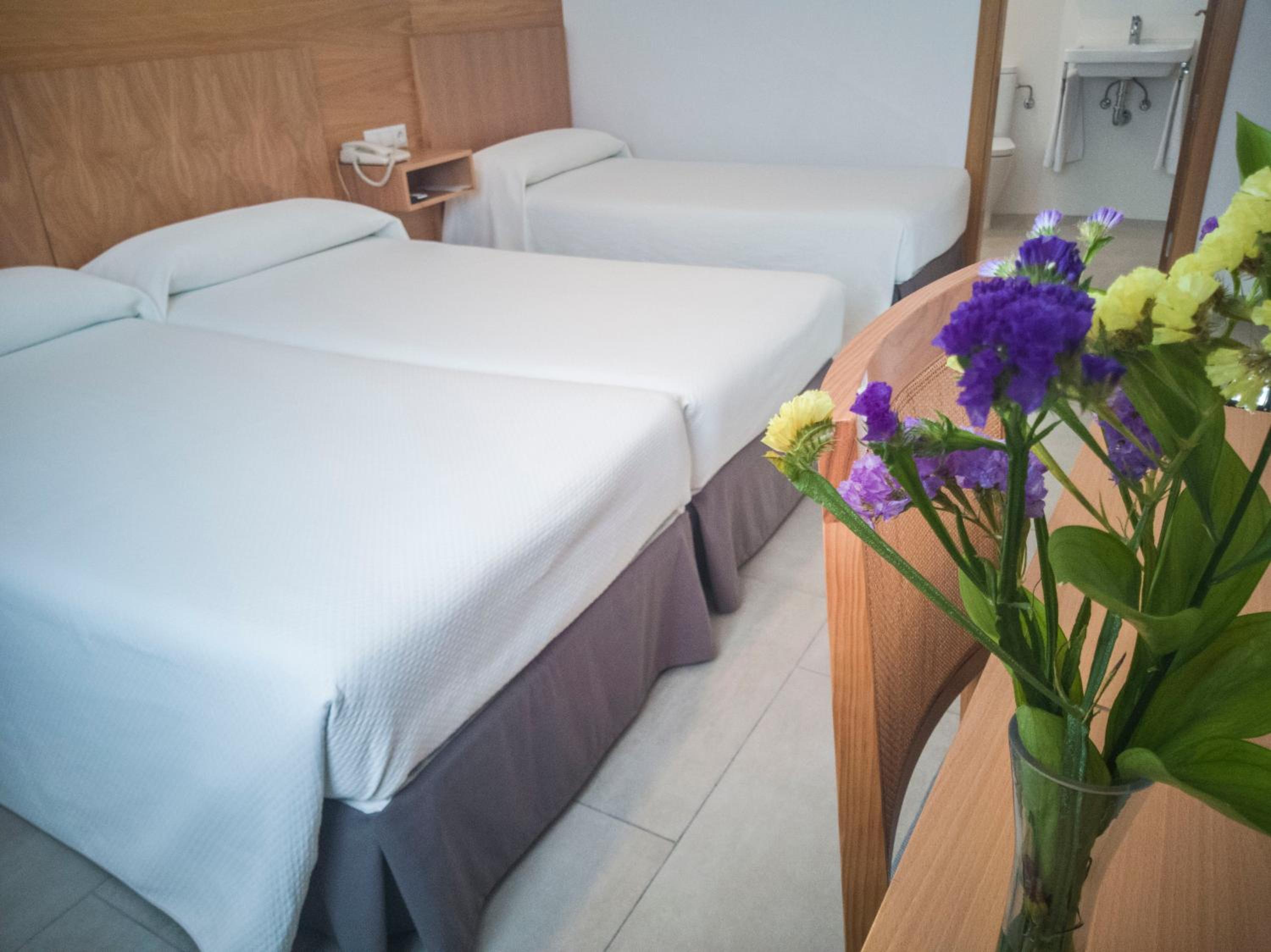 Twin Room with Extra Bed - Photo 3