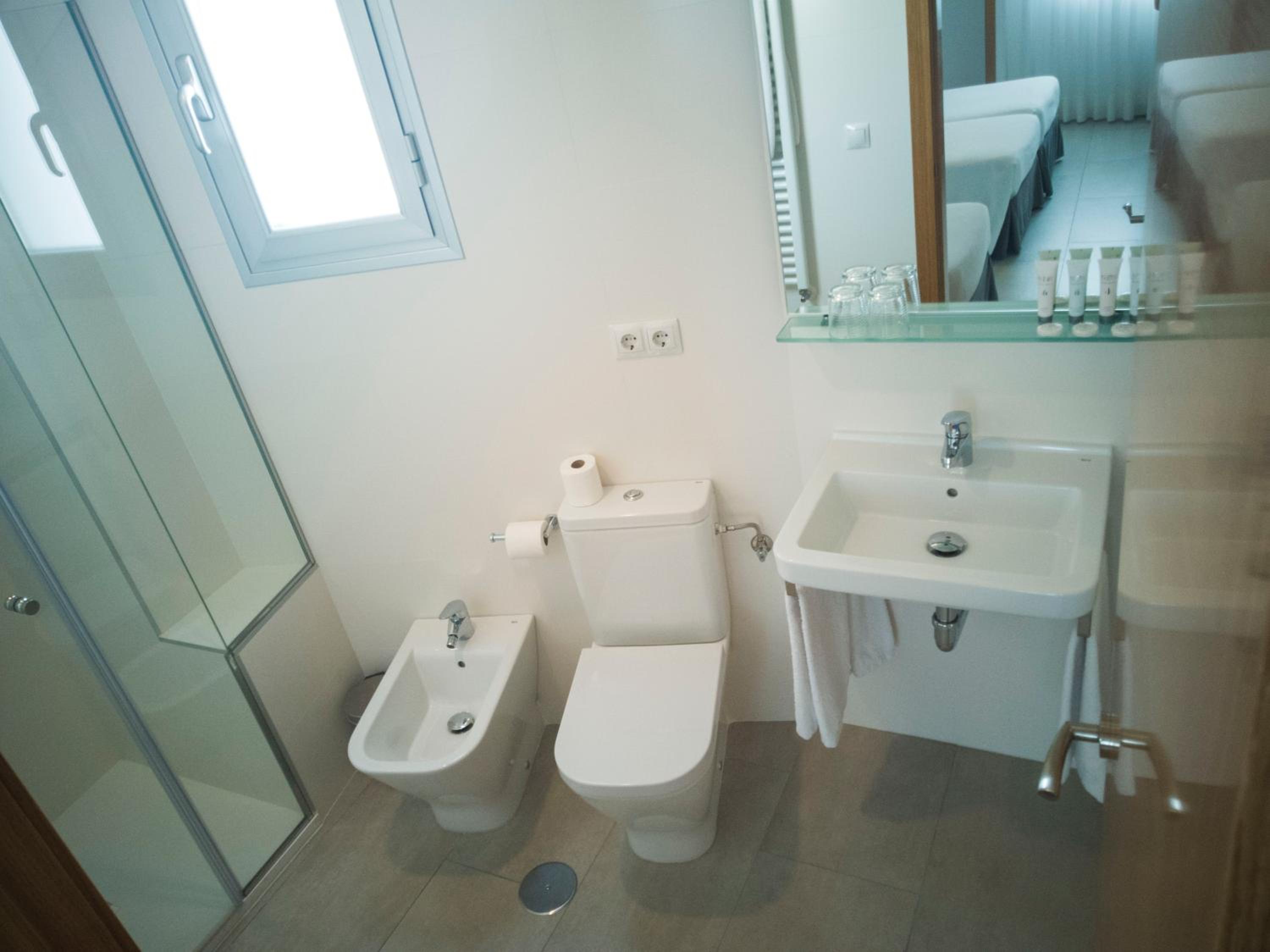 Twin Room with Extra Bed - Photo 4