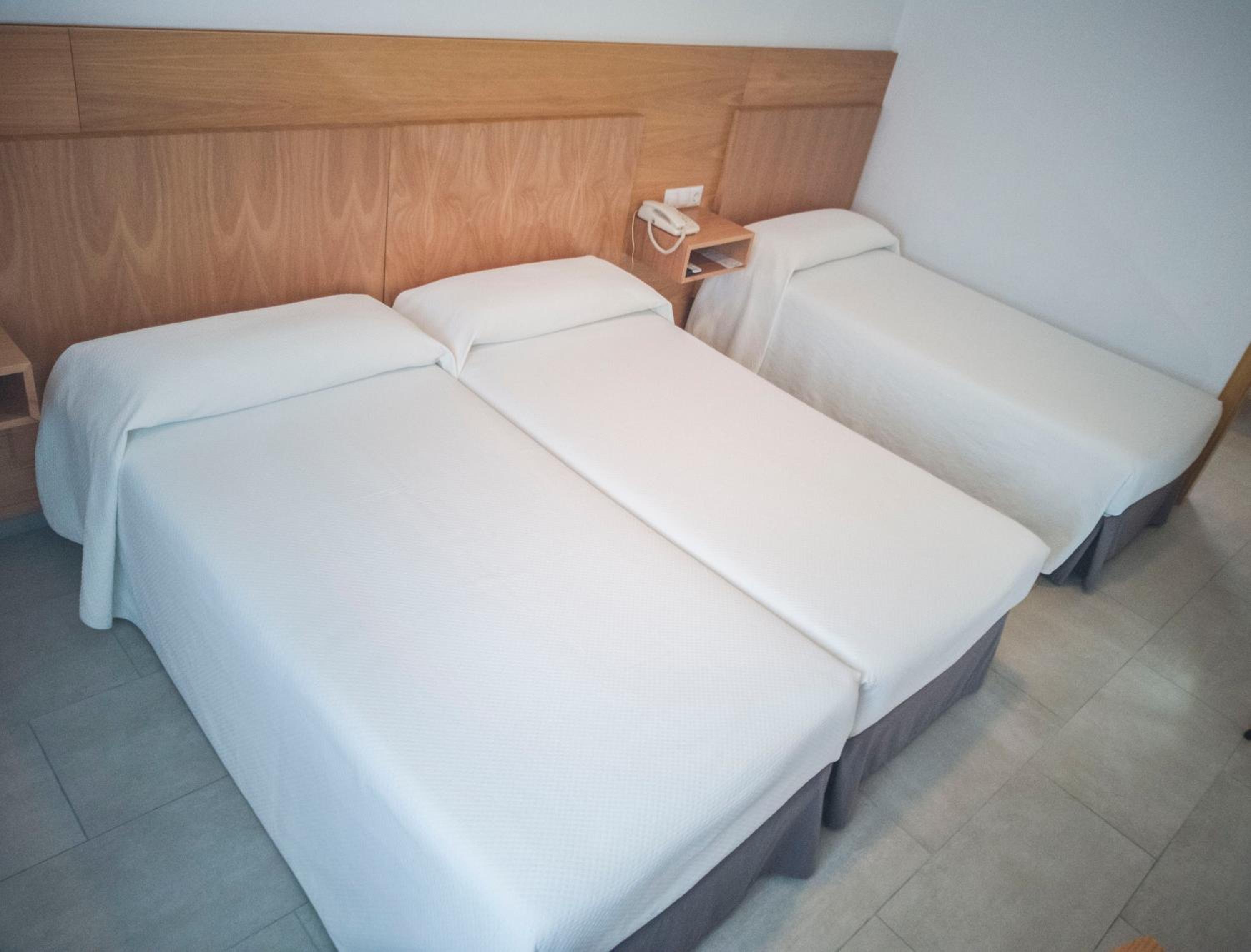 Twin Room with Extra Bed - Photo 1