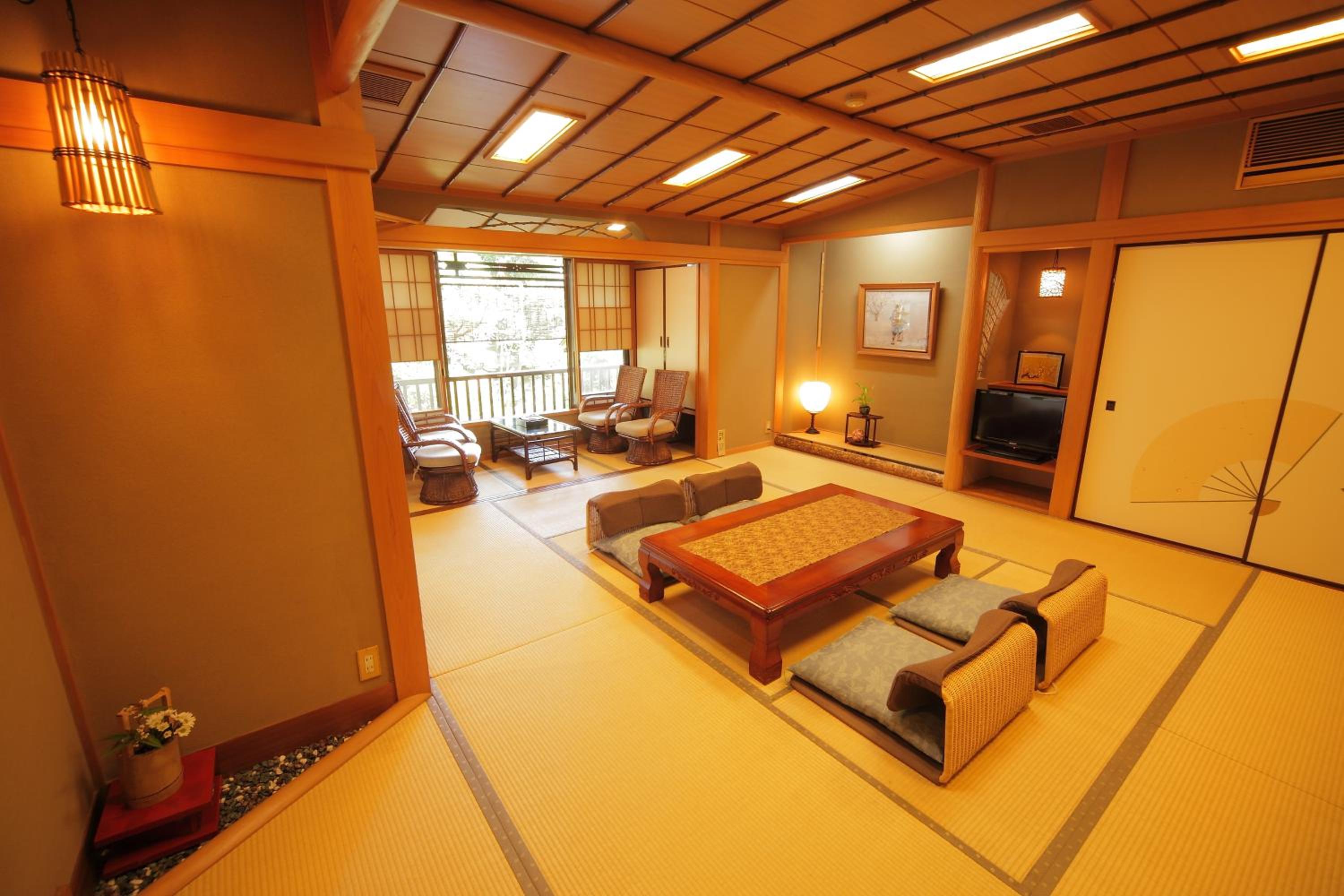 Japanese-Style Family Room with Shared Bathroom photo 3