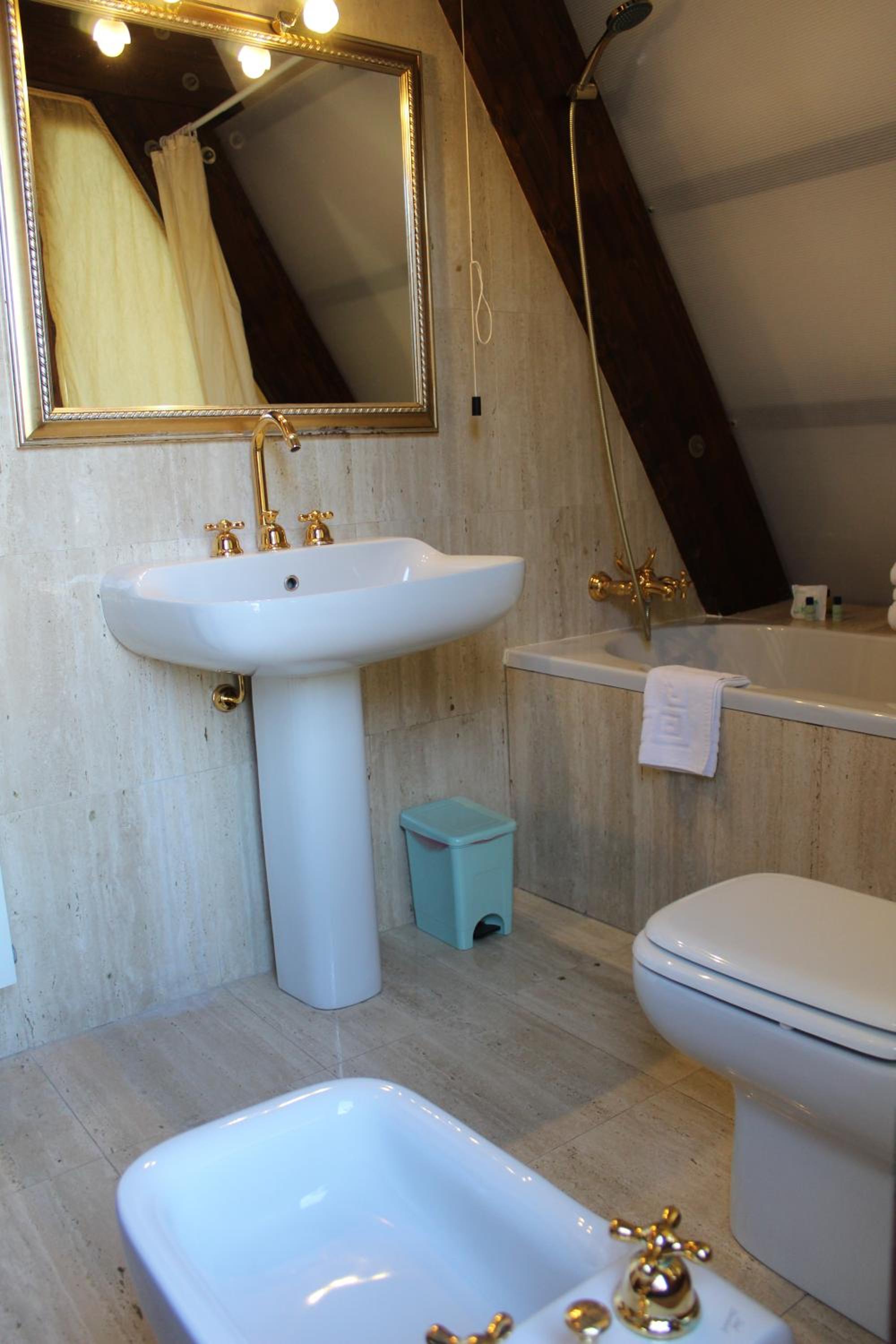 Double Room - Photo 5