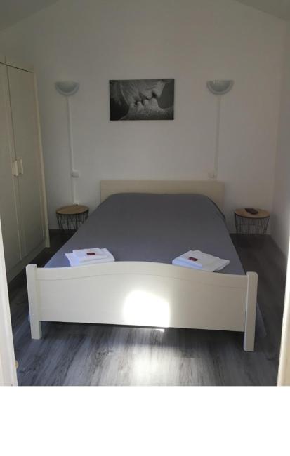 Double Room with Pool View - Photo 7