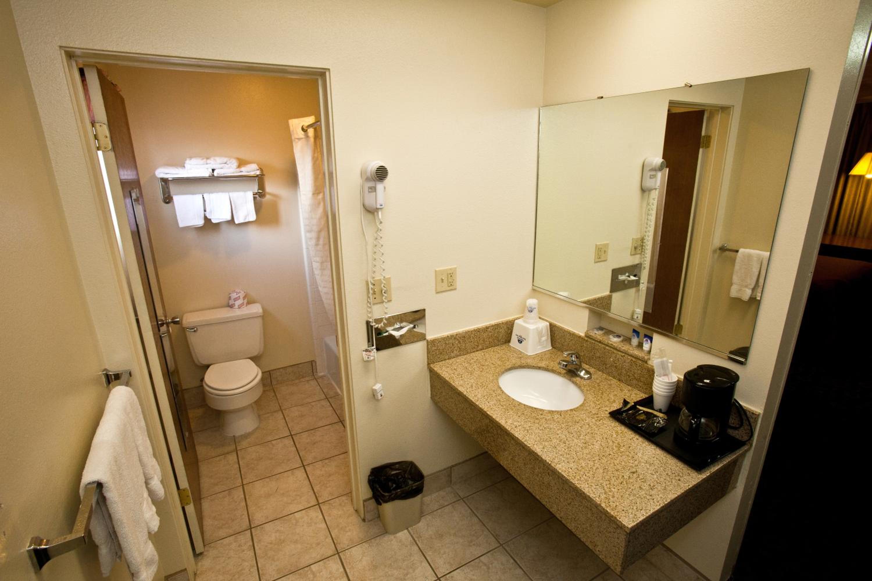 King Room - Non-Smoking - Photo 2
