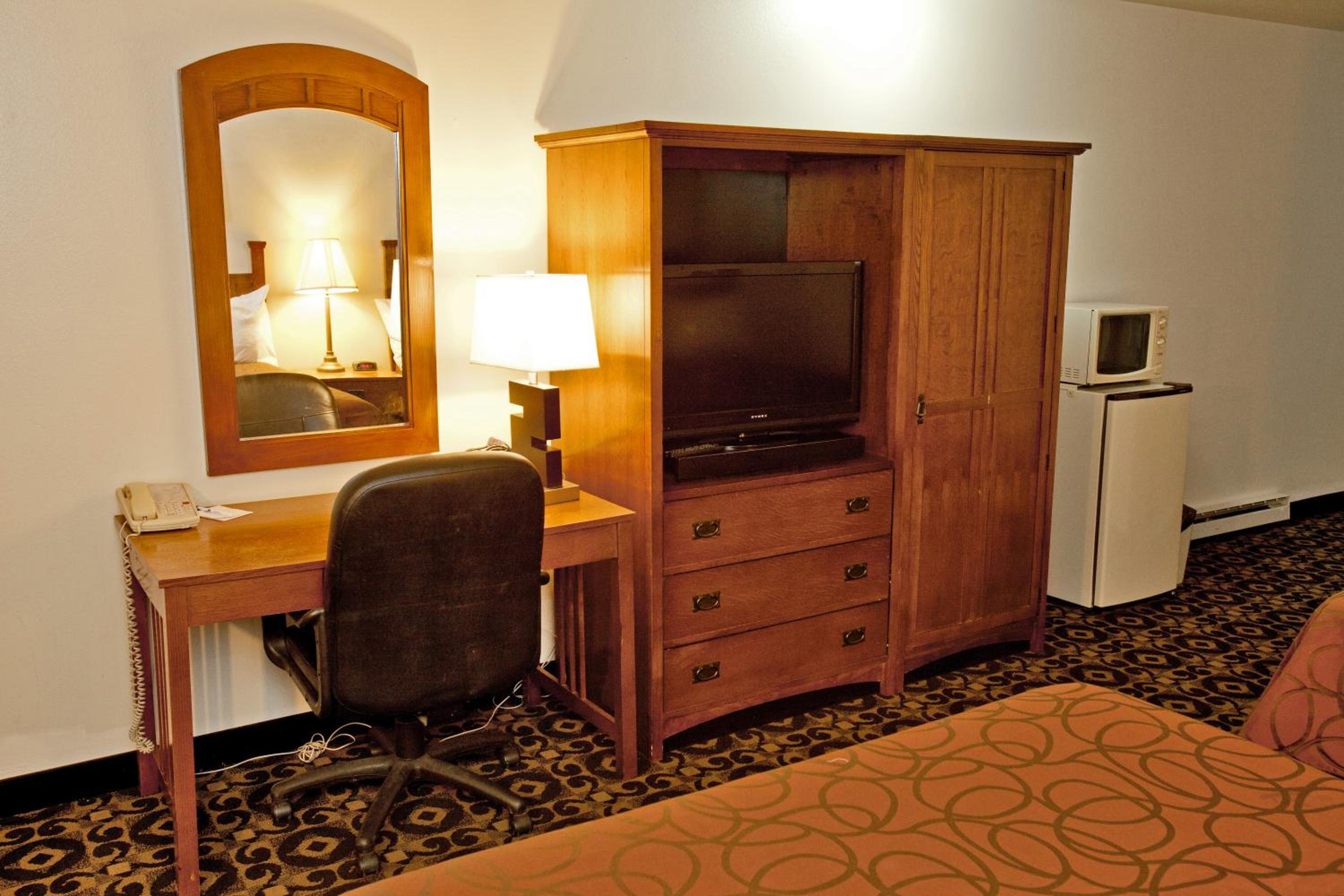 Queen Room with Two Queen Beds - Non-Smoking - Photo 5