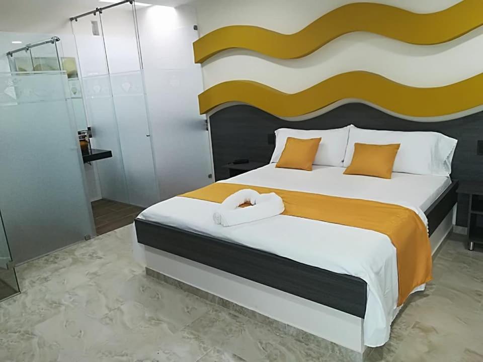 Queen Suite with Spa Bath photo 3
