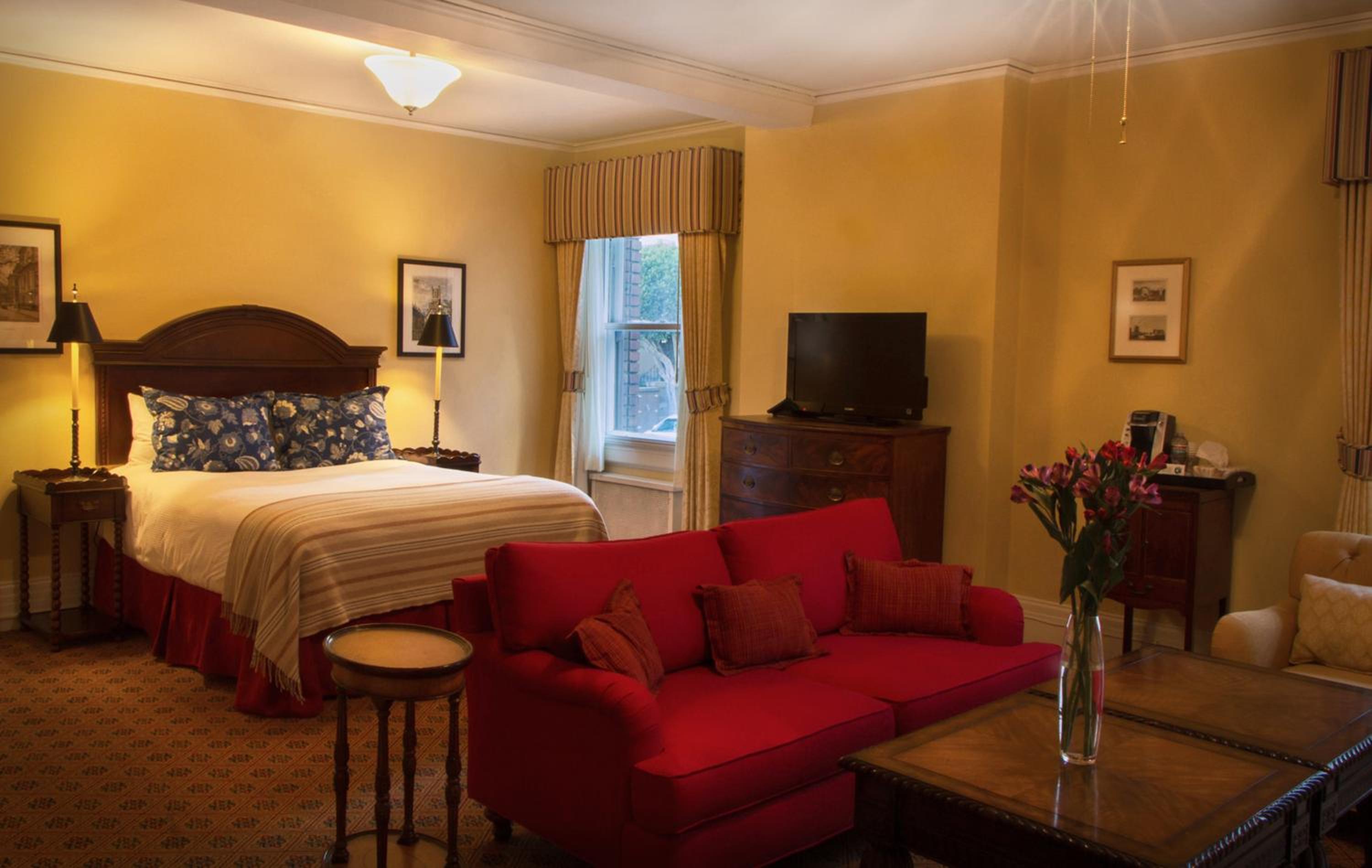 Queen Suite - Photo 2