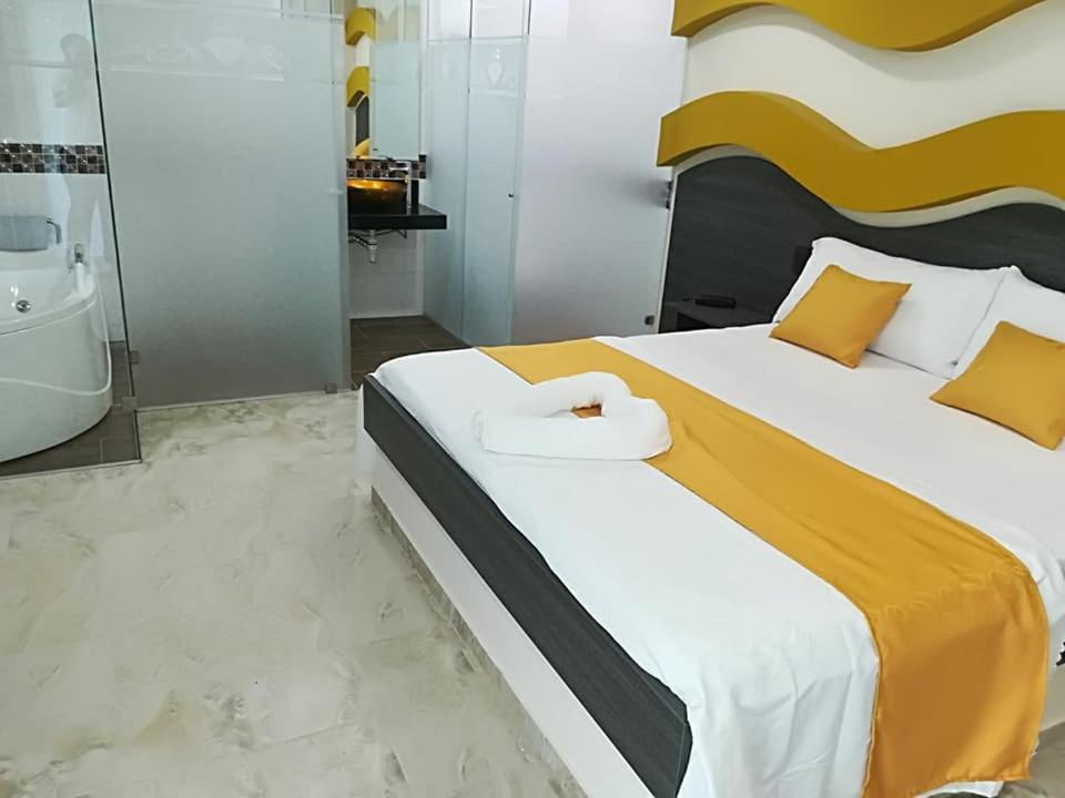 Queen Suite with Spa Bath photo 2