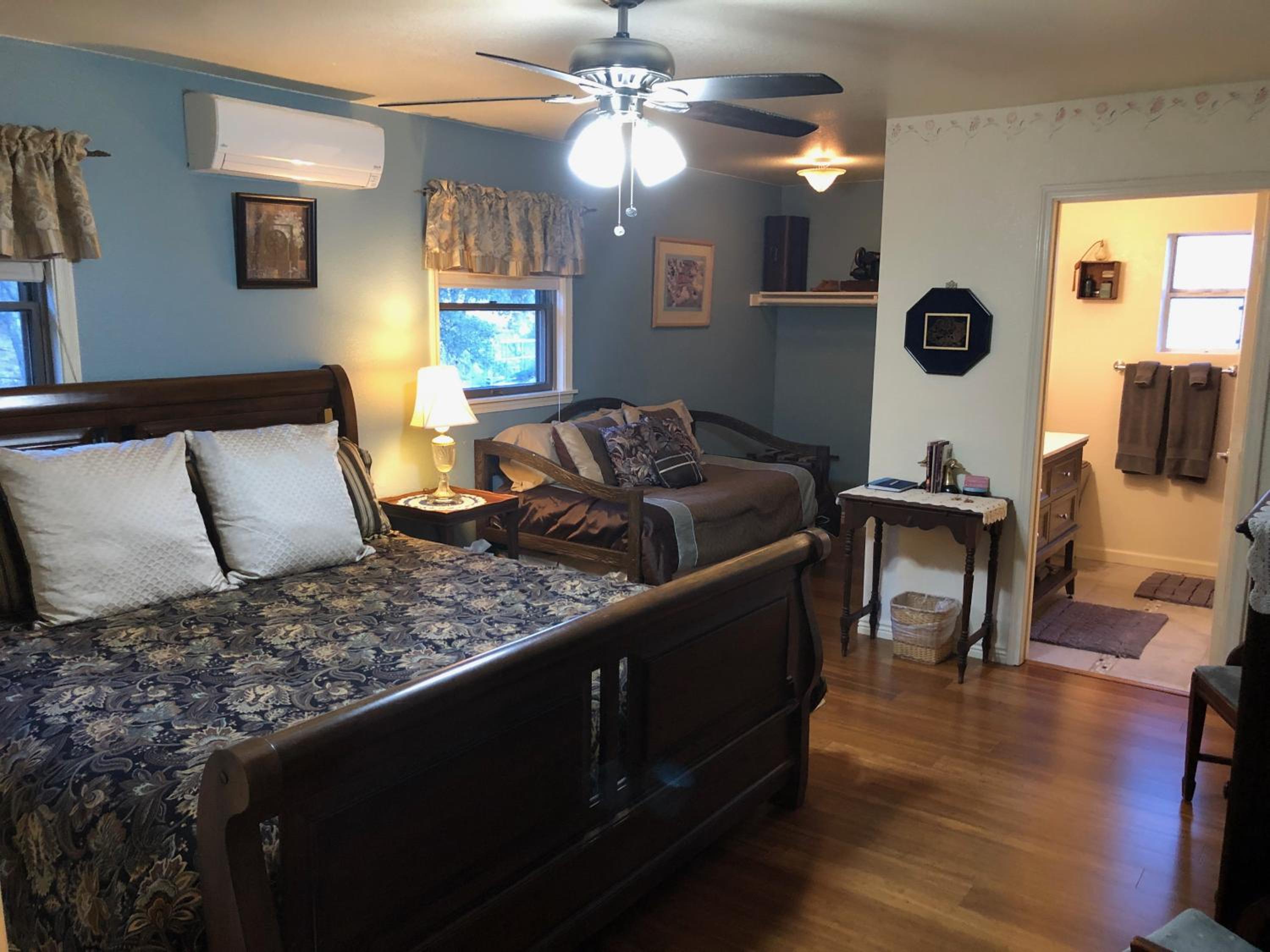 Deluxe King Room photo 1