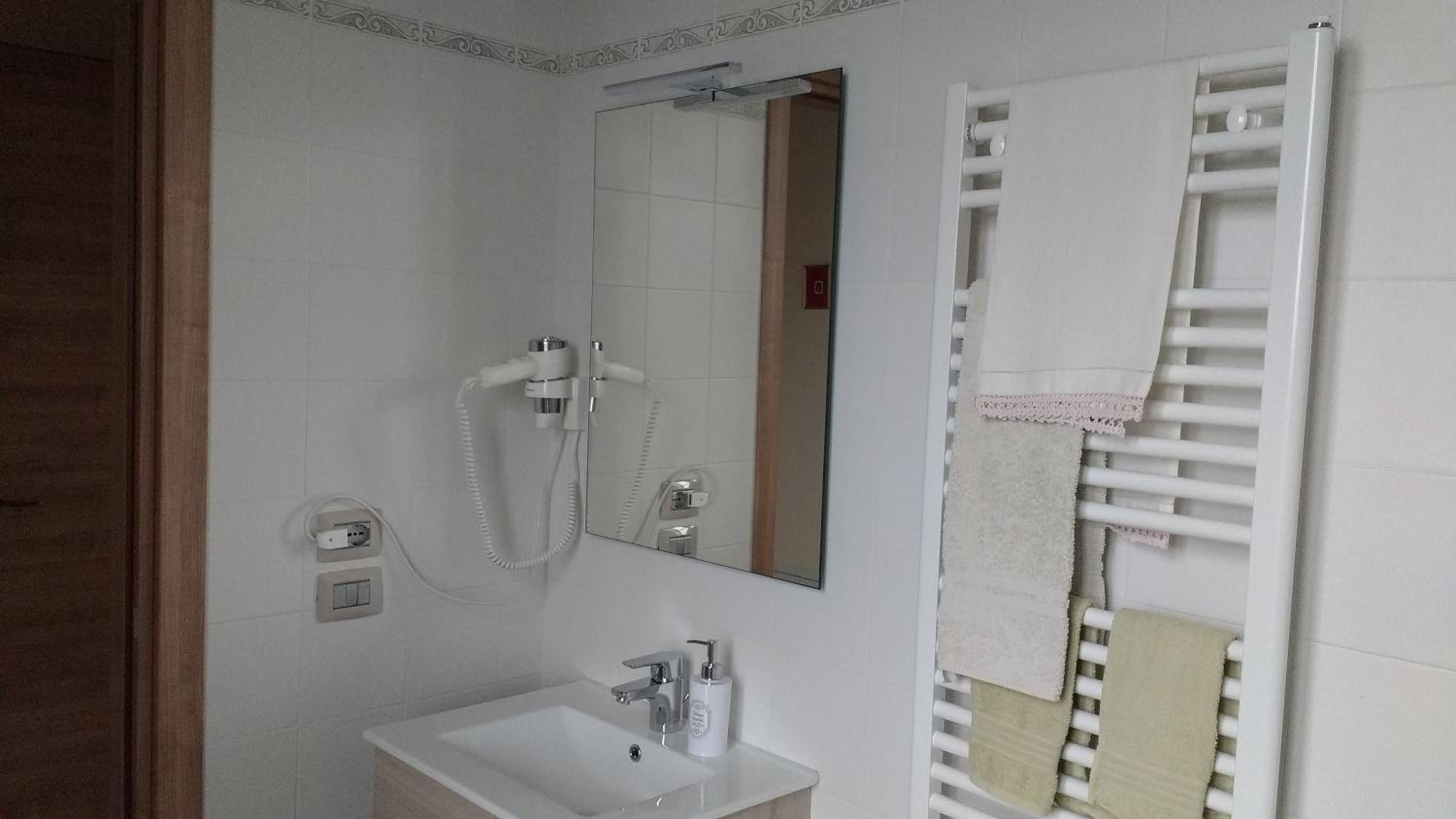 Double Room with Spa Bath - Photo 13