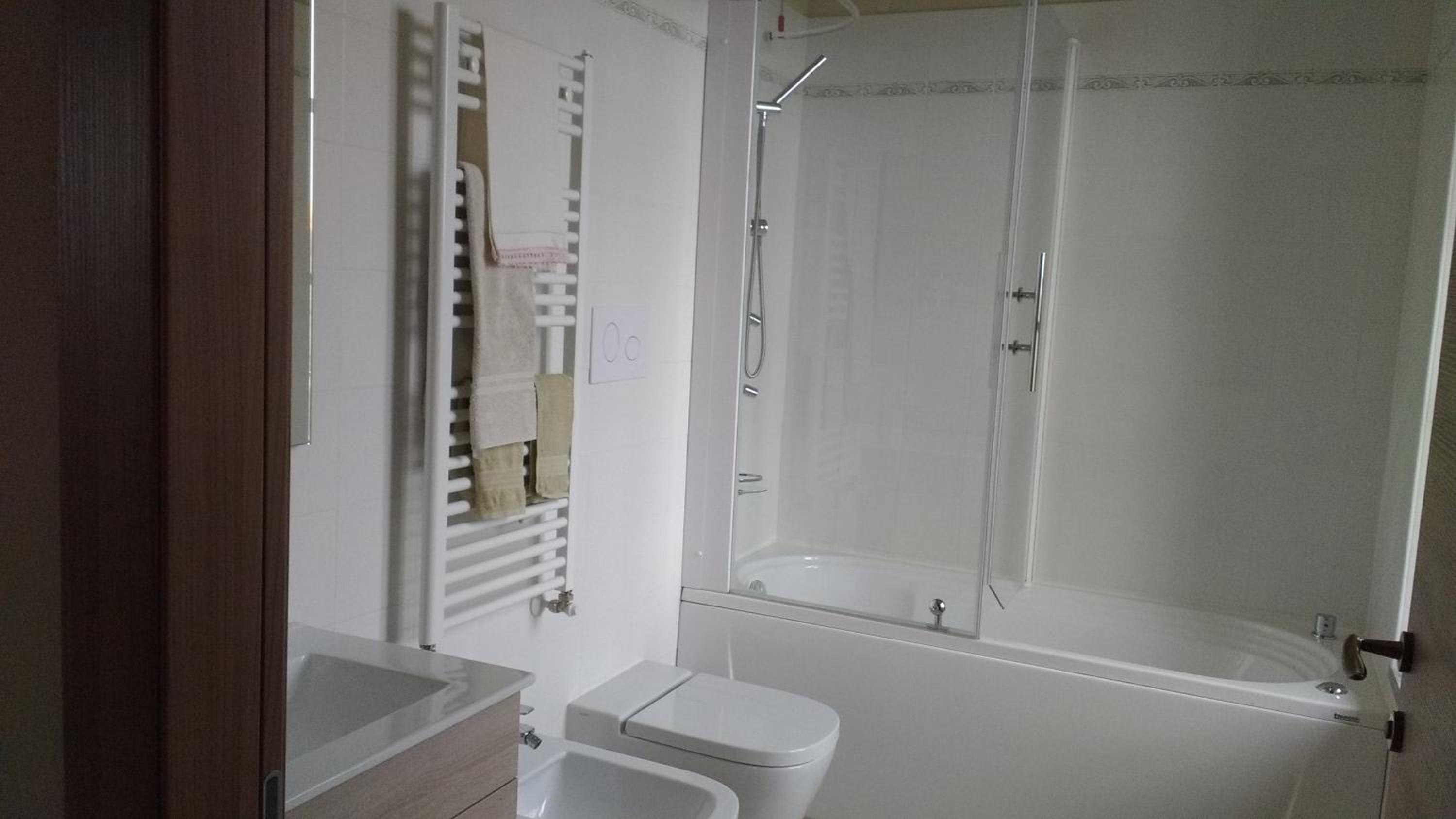 Double Room with Spa Bath - Photo 2