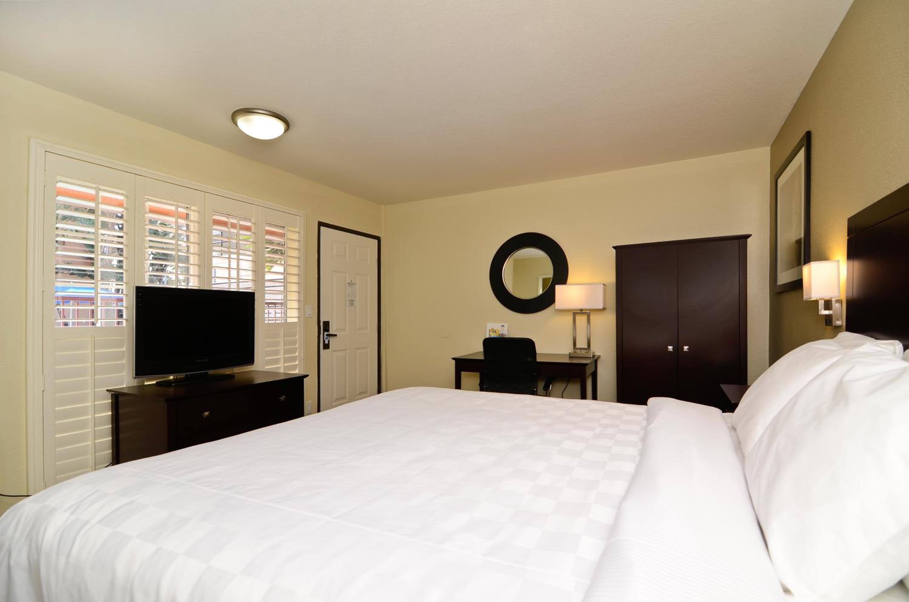 Queen Room - Non-Smoking photo 3