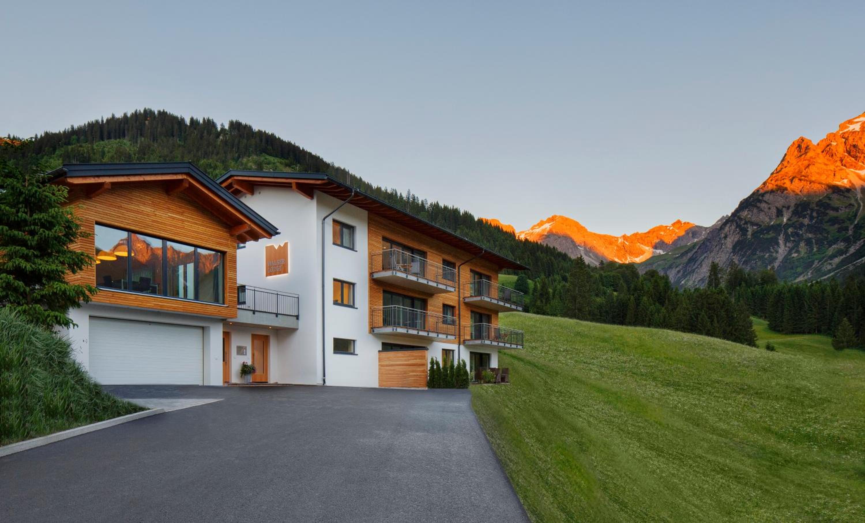 Two-Bedroom Apartment with Mountain View