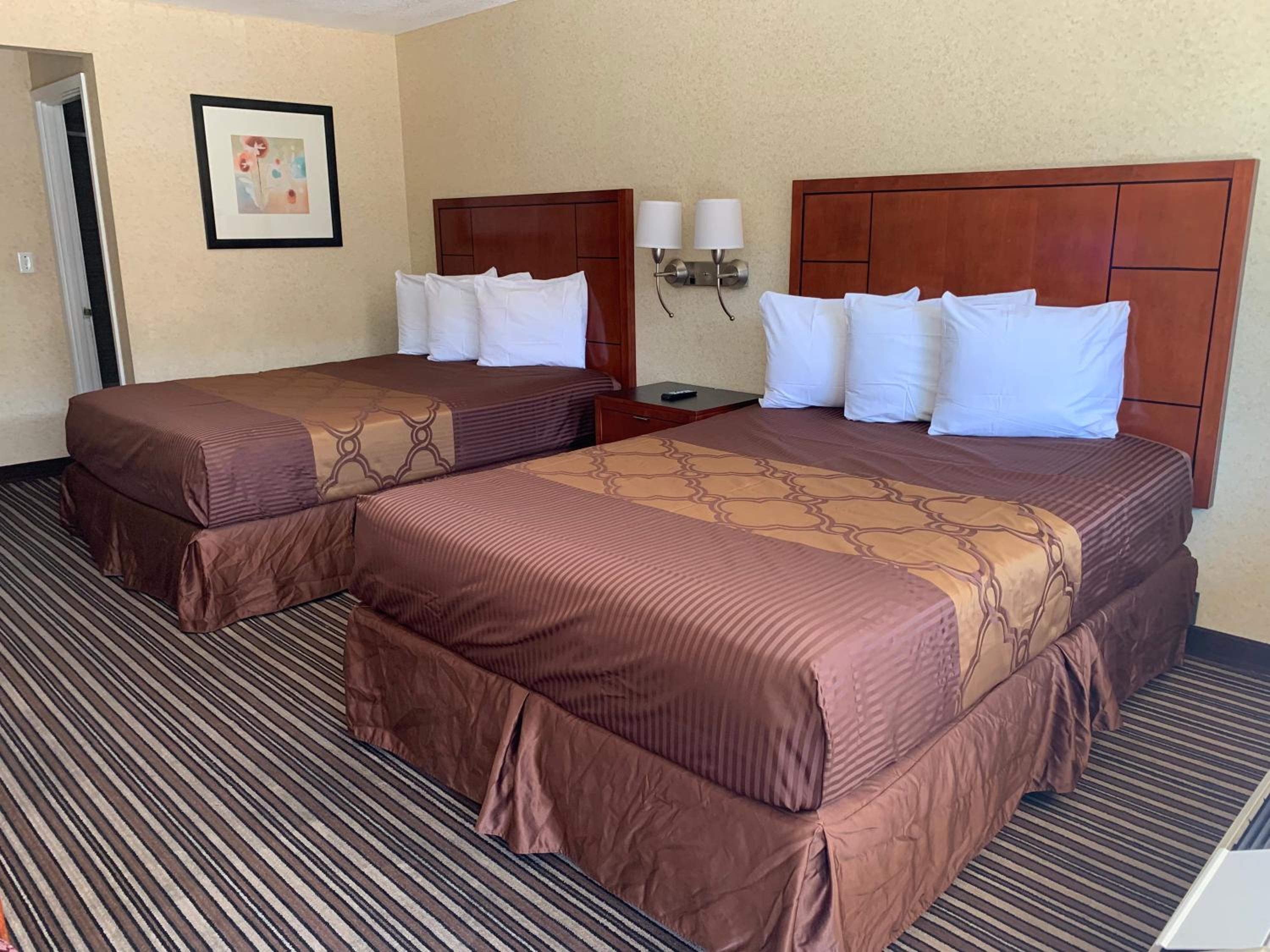 Queen Room with Two Queen Beds - Non-Smoking - Photo 3