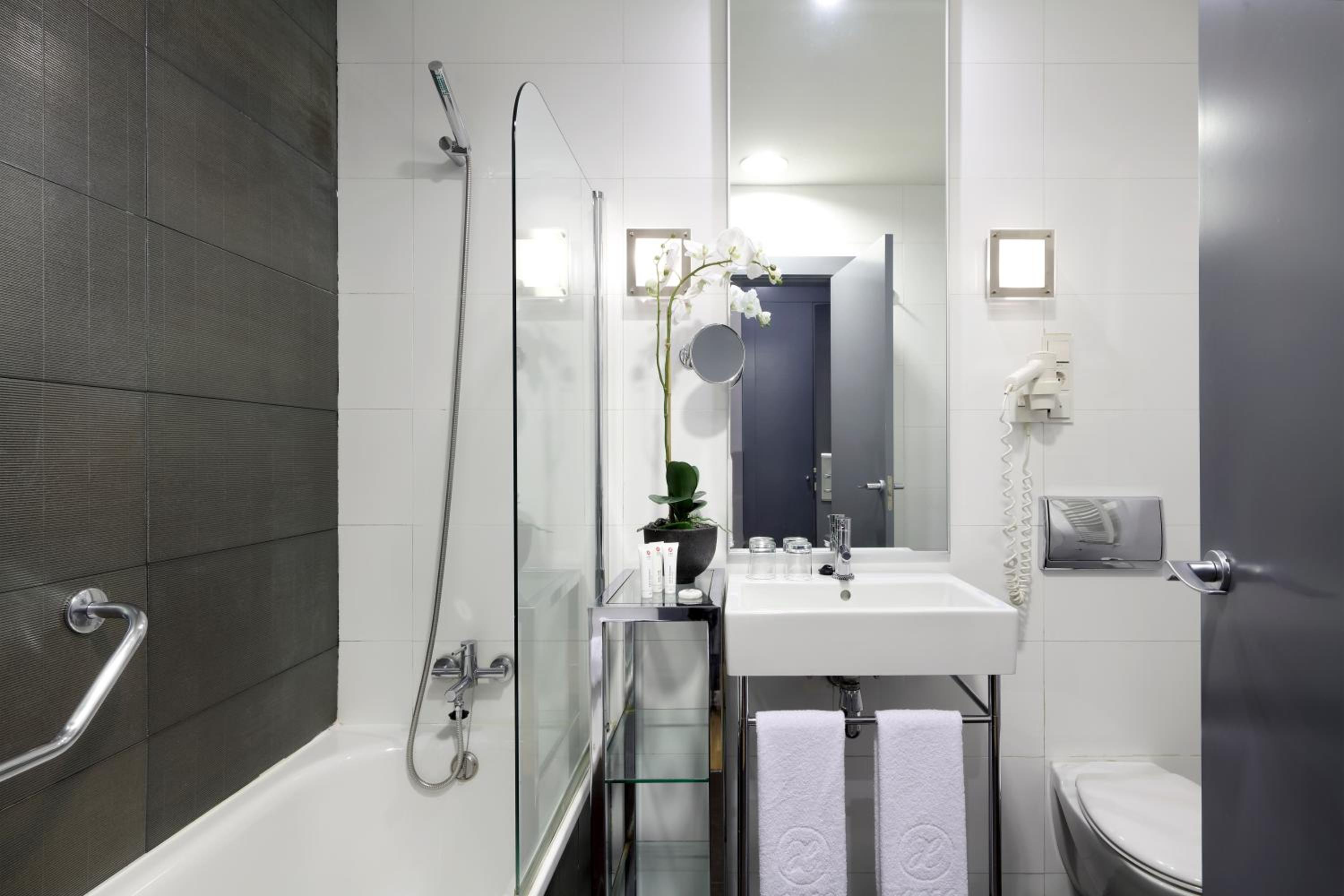 Twin Room - Photo 2