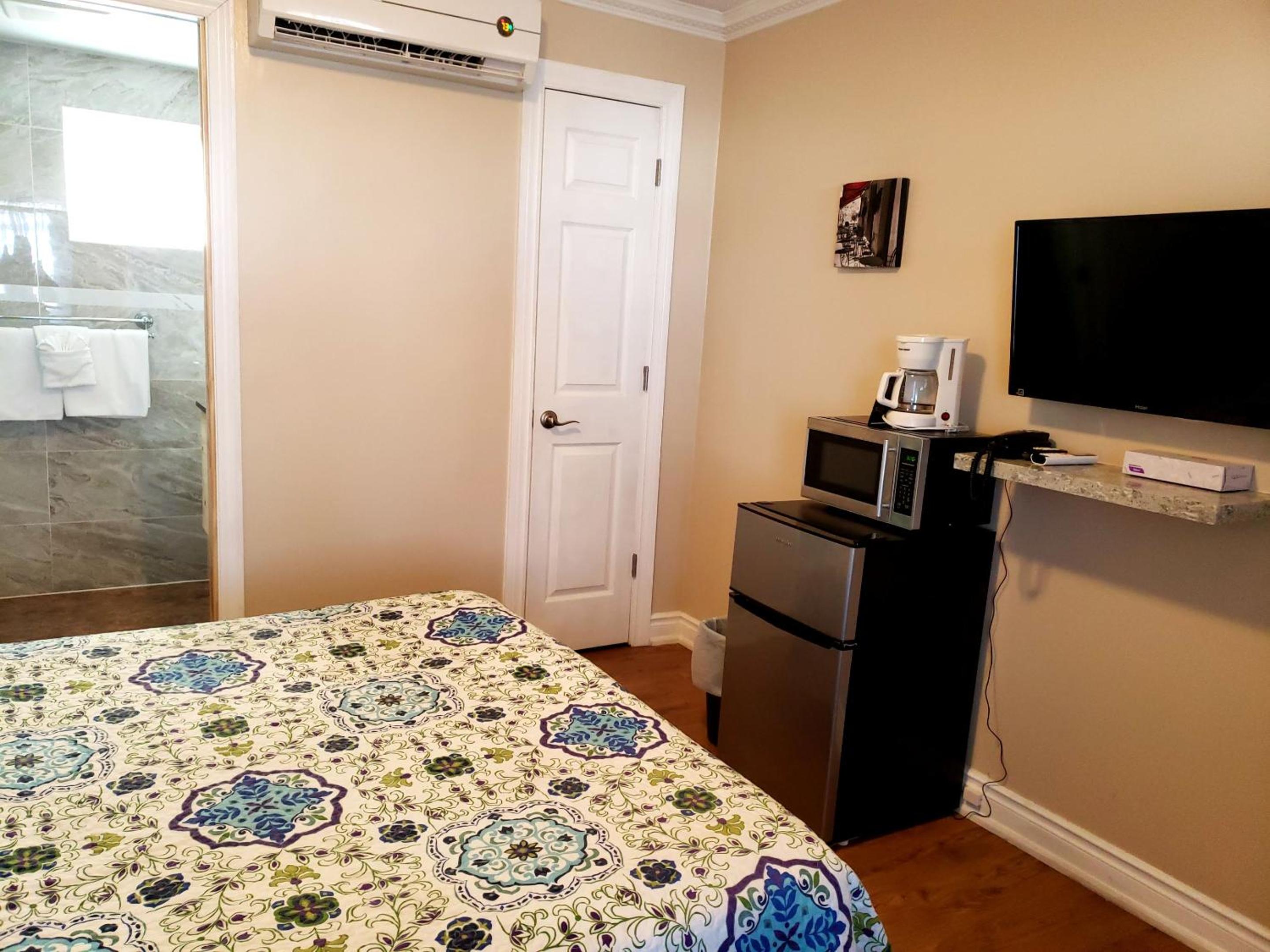 Queen Room photo 1