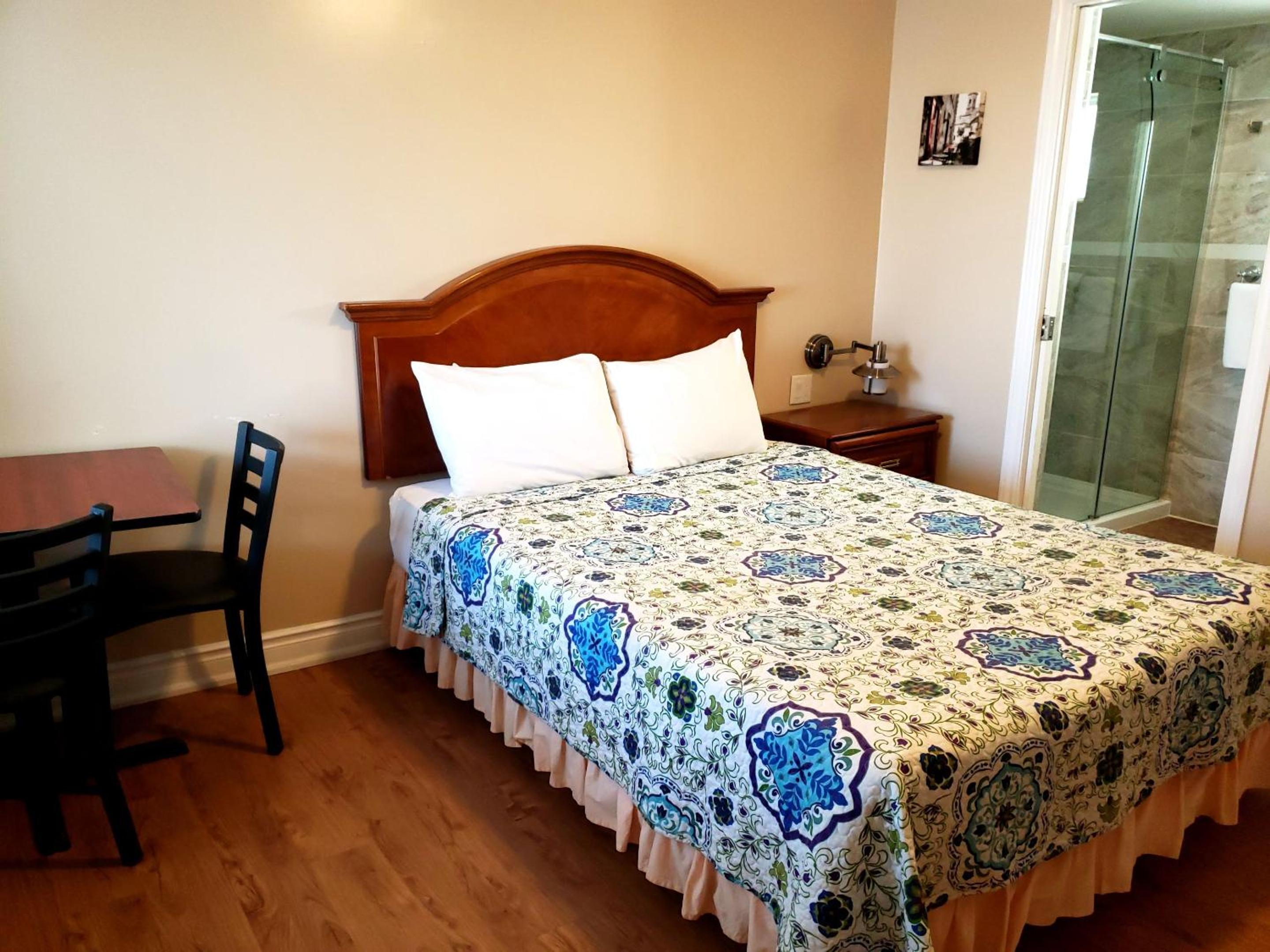 Queen Room photo 2