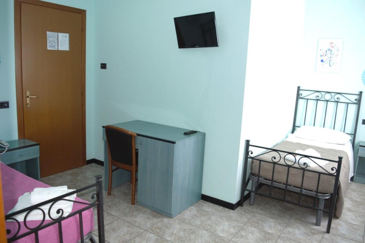 Economy Twin Room photo 2