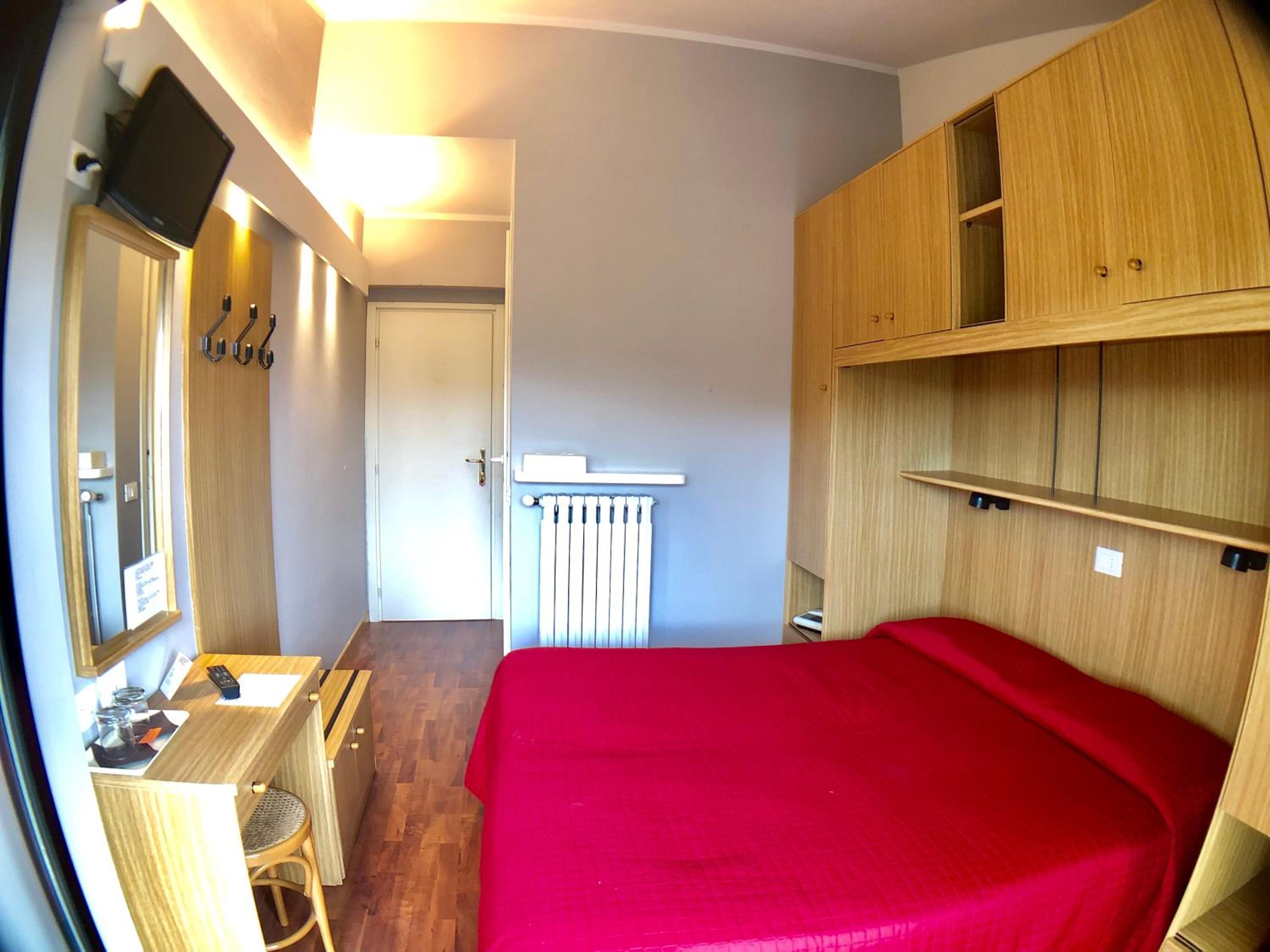 Economy Double Room - Photo 17