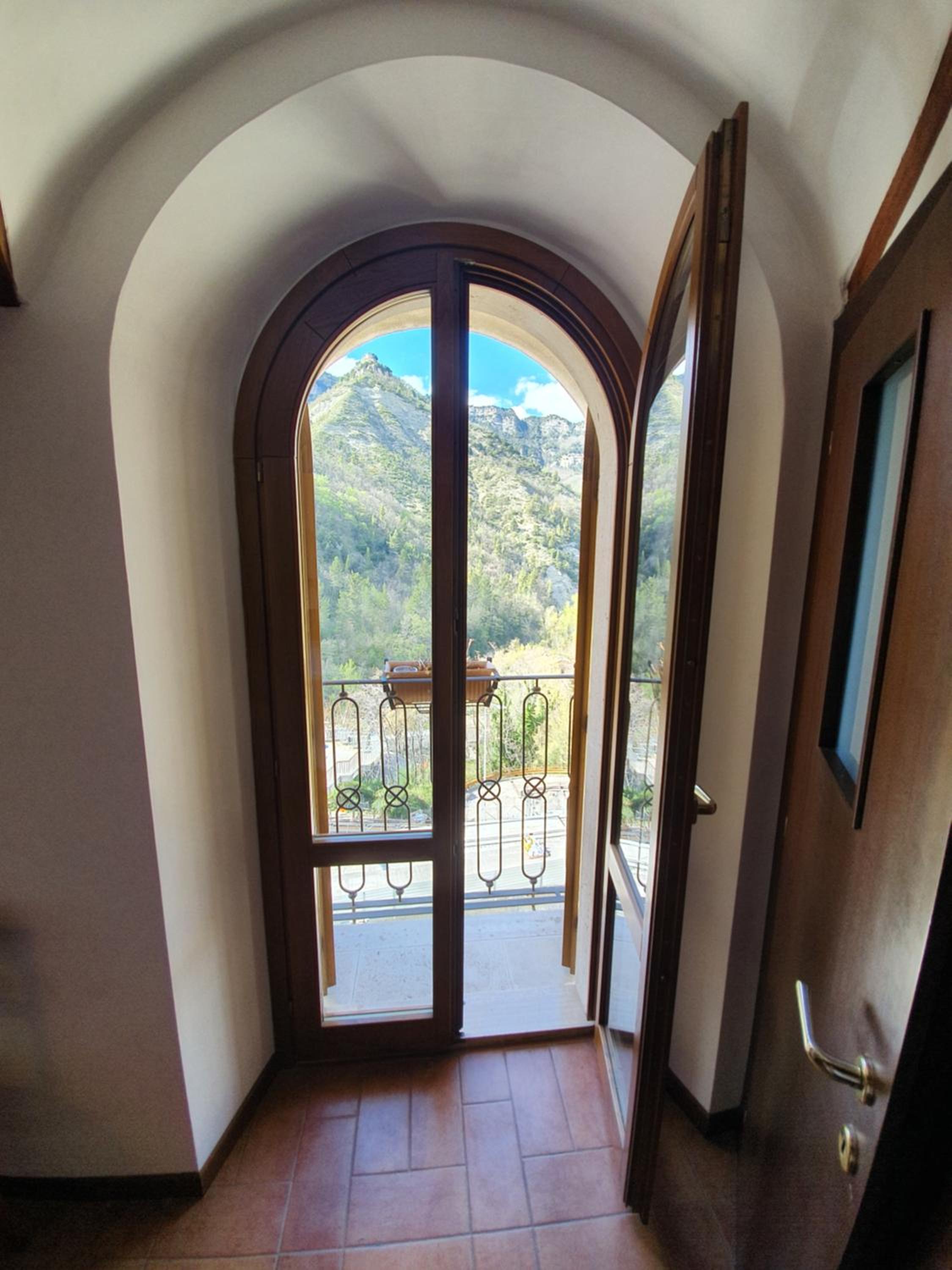 Double Room with Mountain View - Photo 1