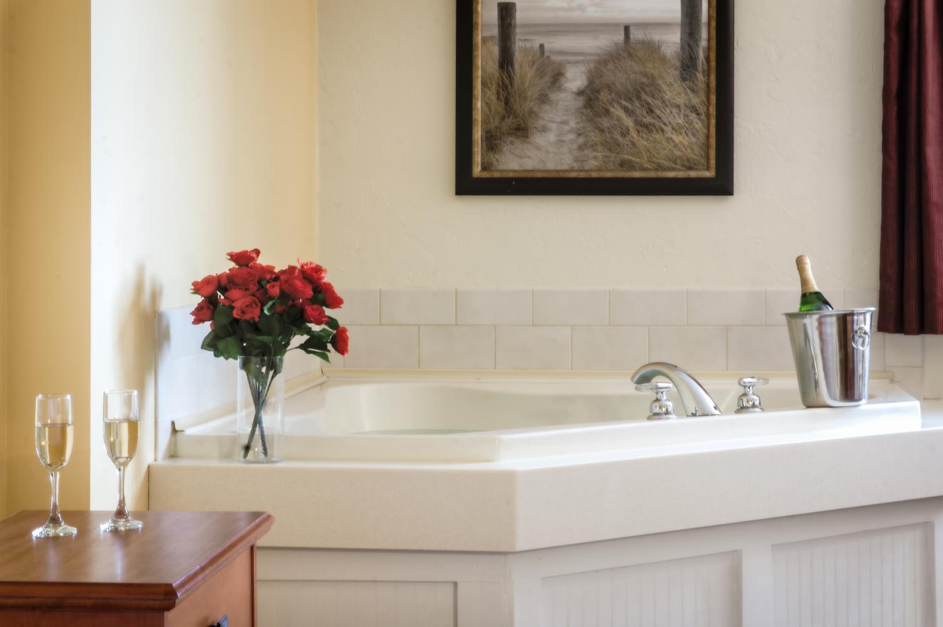 One-Bedroom Suite with Whirlpool Tub - Photo 4
