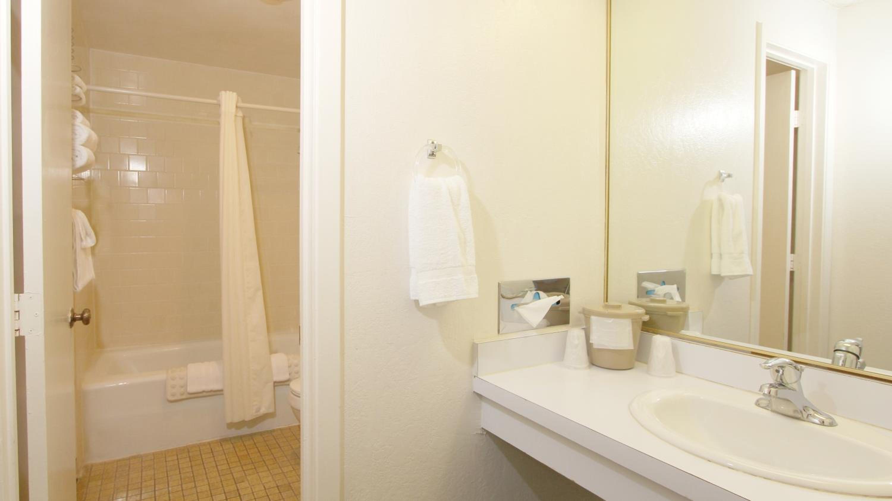 Deluxe King Room - Photo 2