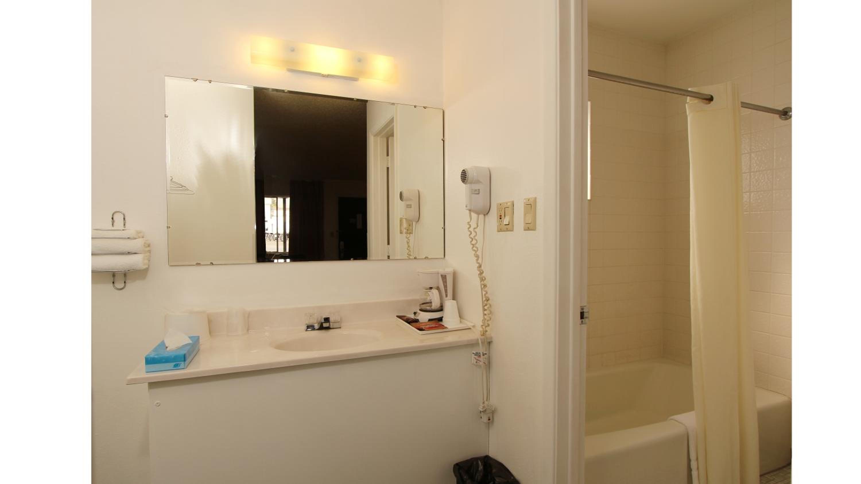 Deluxe King Room - Photo 3