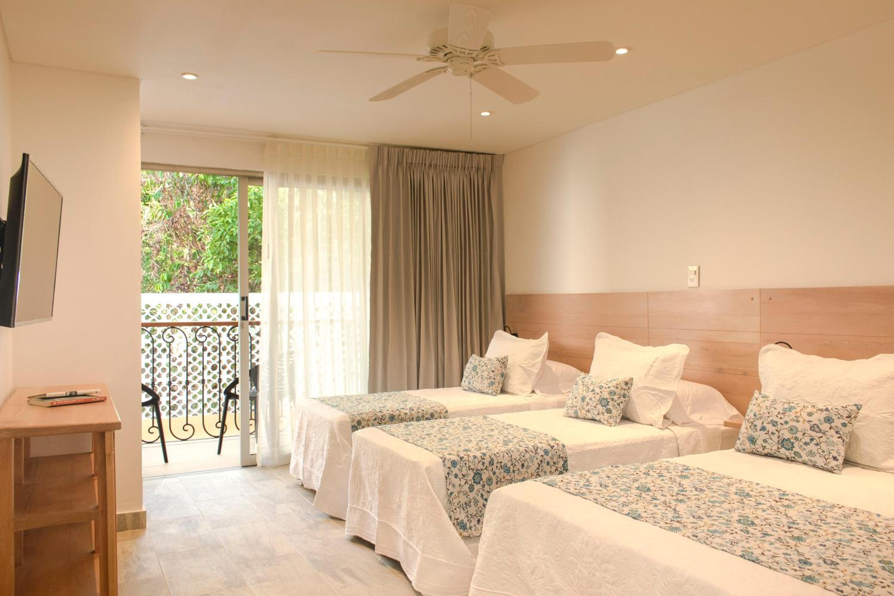 Family Room with Balcony photo 3