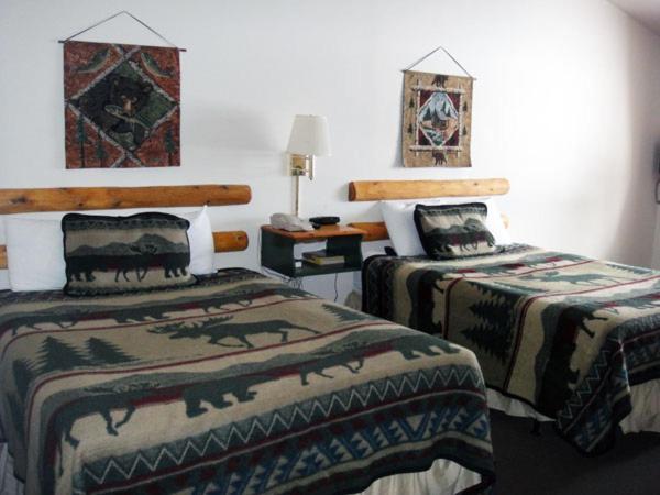 Queen Room with Two Queen Beds photo 1