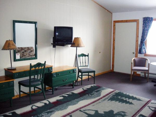 Queen Room with Two Queen Beds photo 3