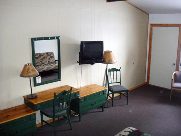 Queen Room with Two Queen Beds photo 2