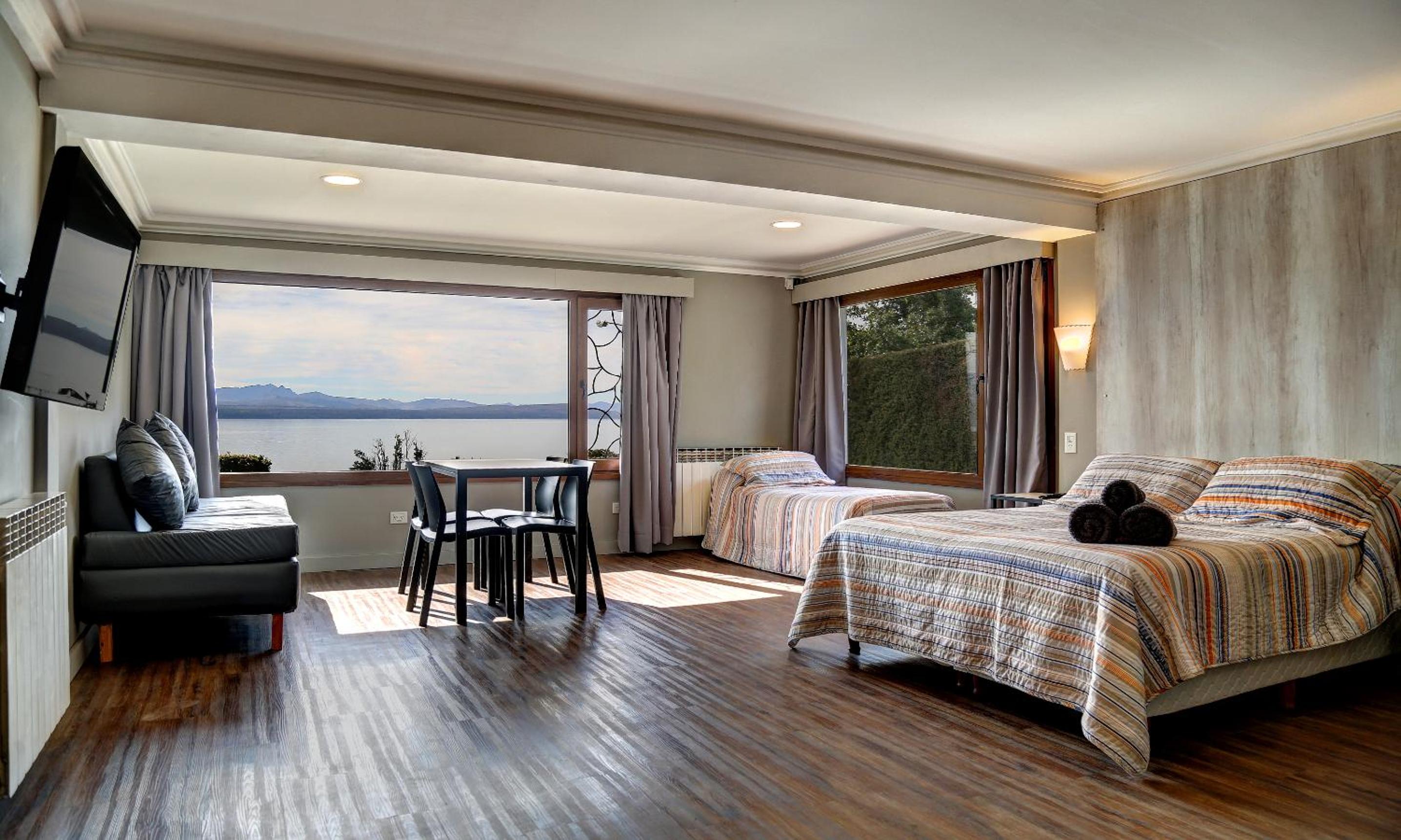 Apartment with Lake View