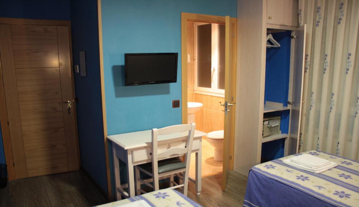 Twin Room - Photo 10