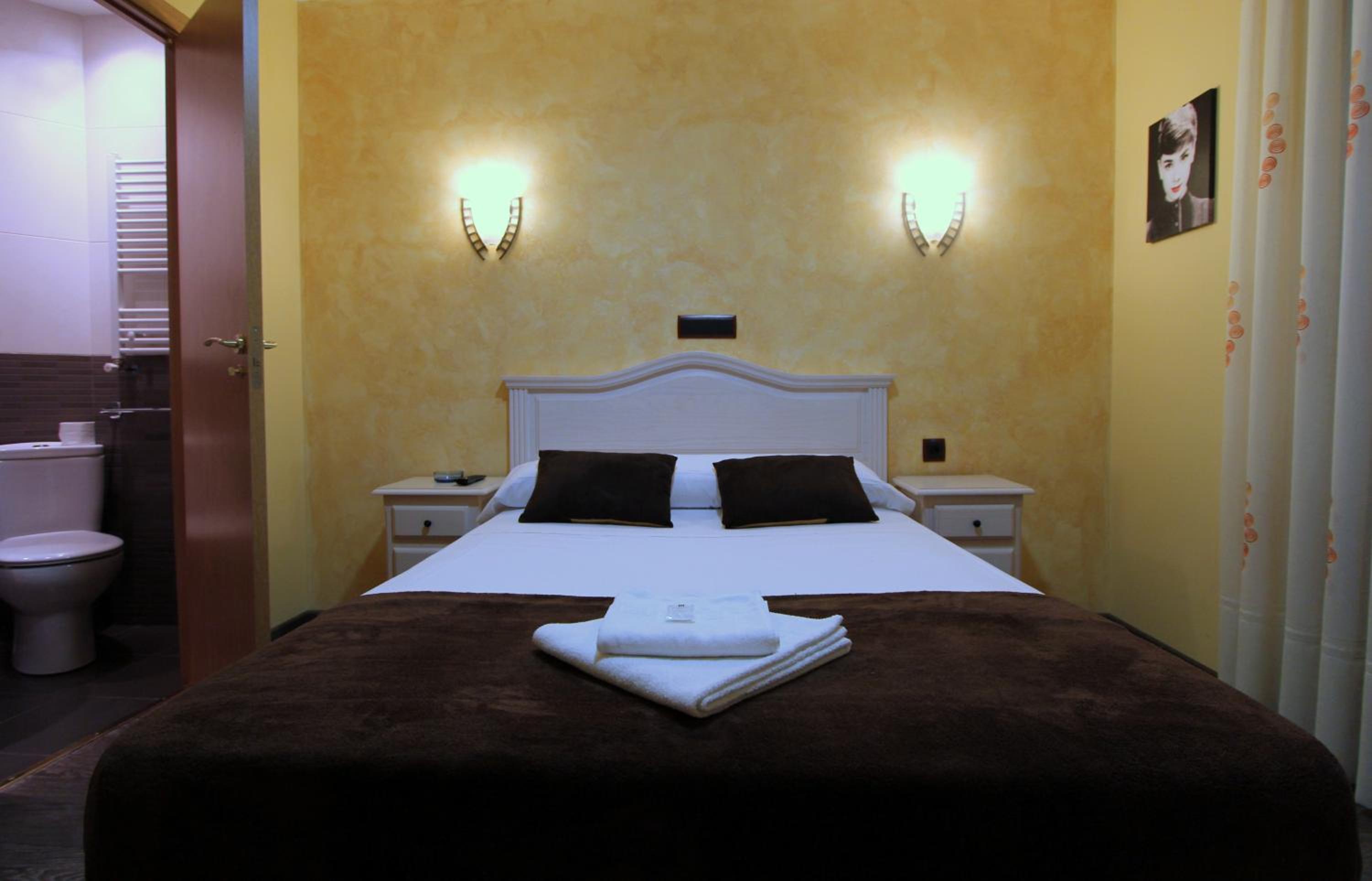 Double Room - Photo 16